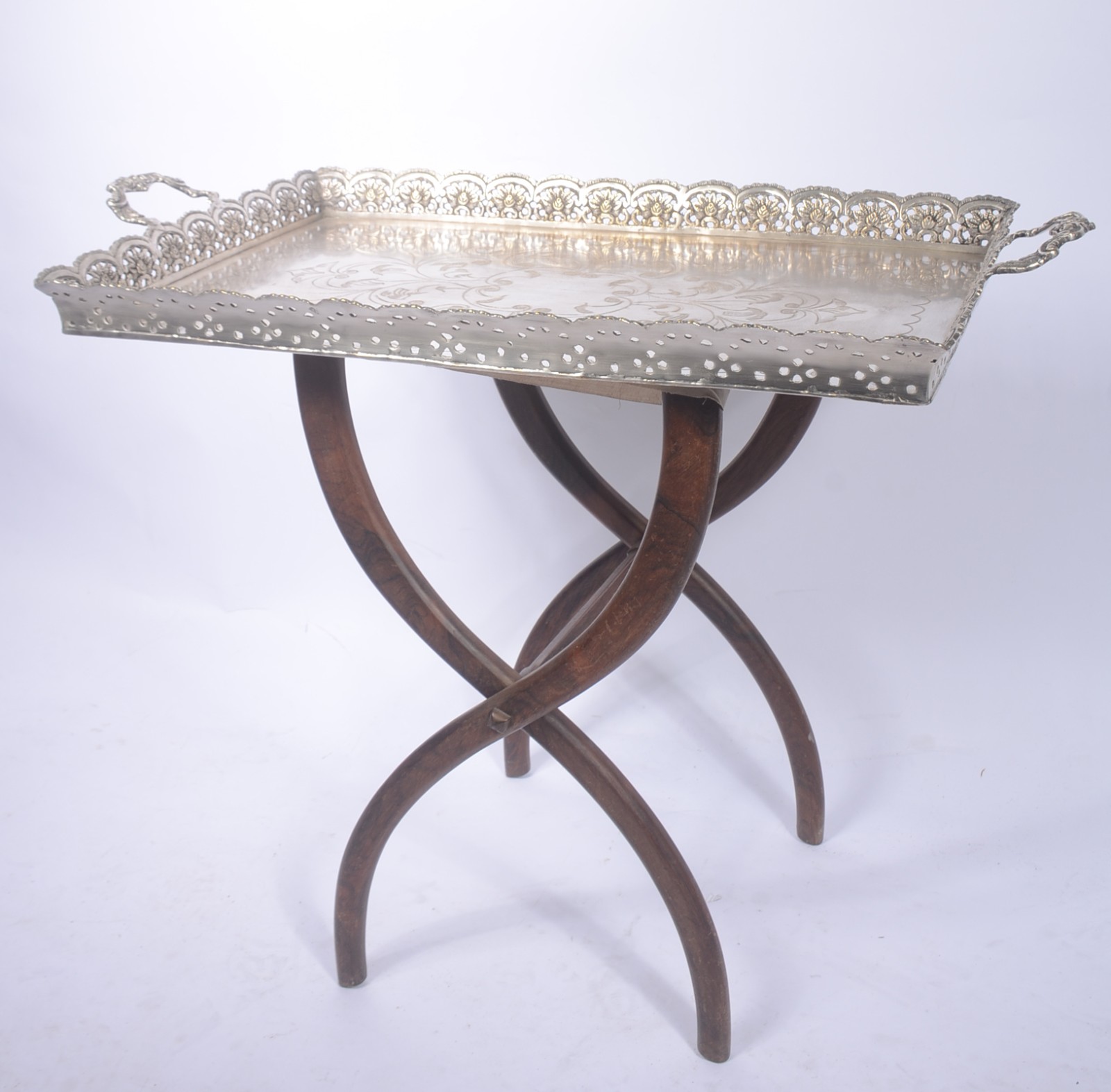 Mesa tabuleiro de metal prateado com base de madeira. - foto 1 de 9