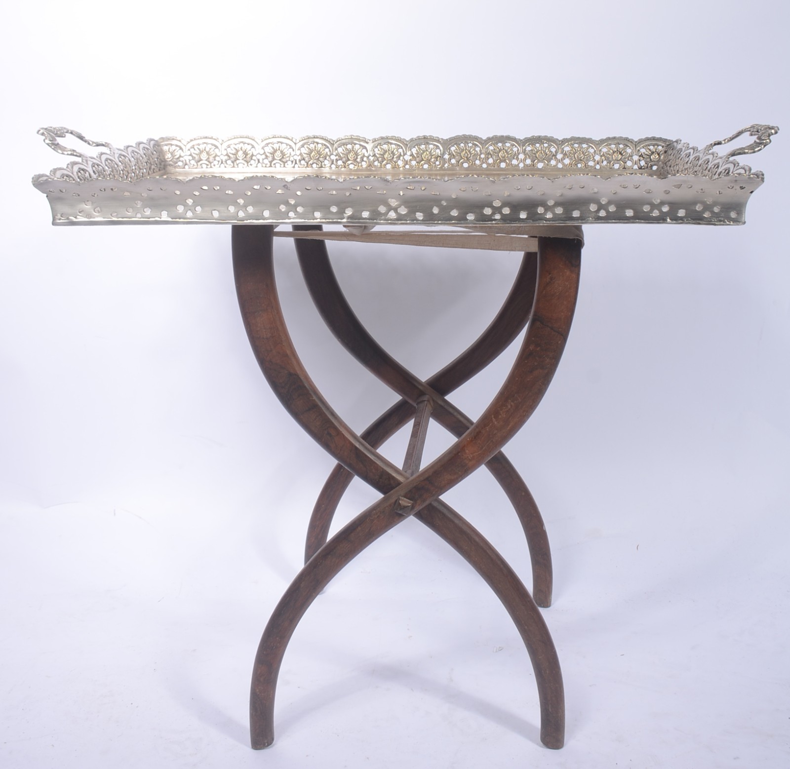 Mesa tabuleiro de metal prateado com base de madeira. - foto 2 de 9