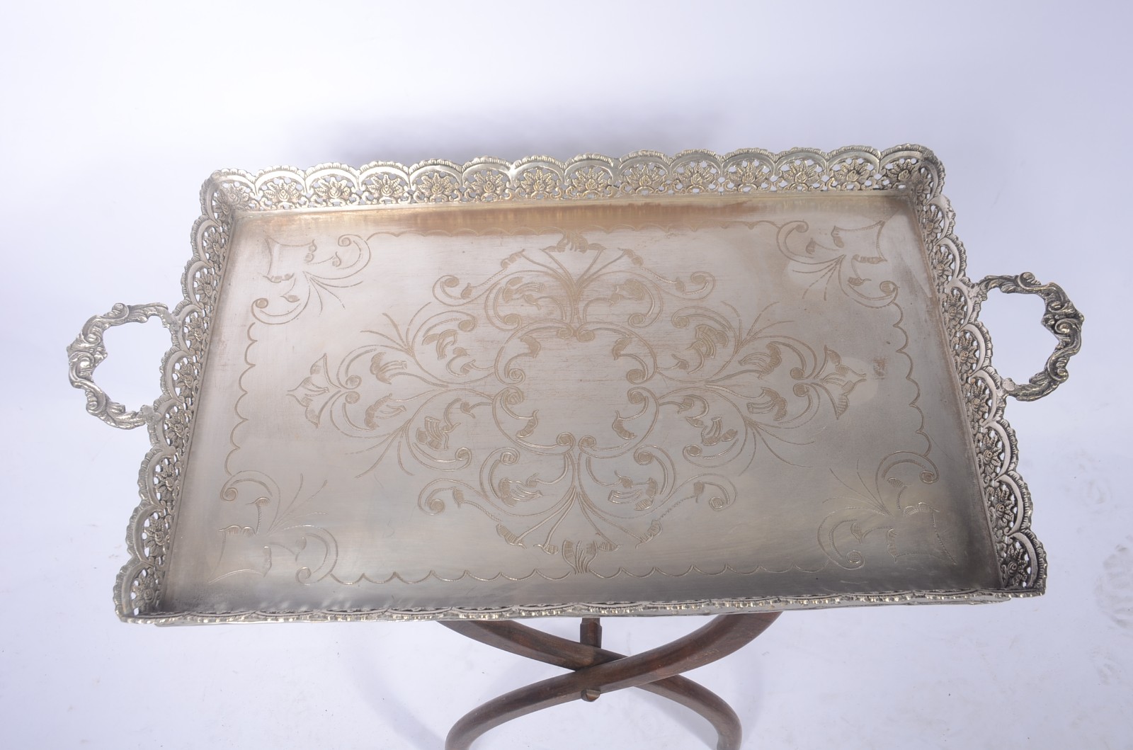 Mesa tabuleiro de metal prateado com base de madeira. - foto 4 de 9