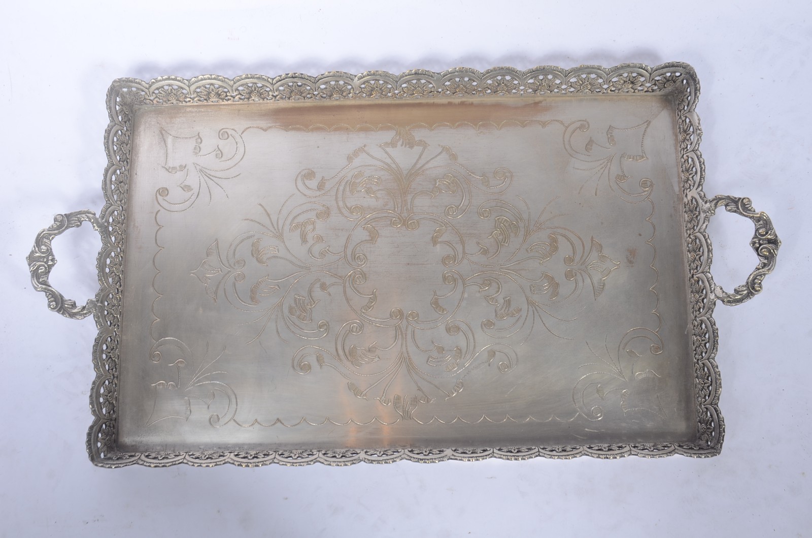 Mesa tabuleiro de metal prateado com base de madeira. - foto 6 de 9