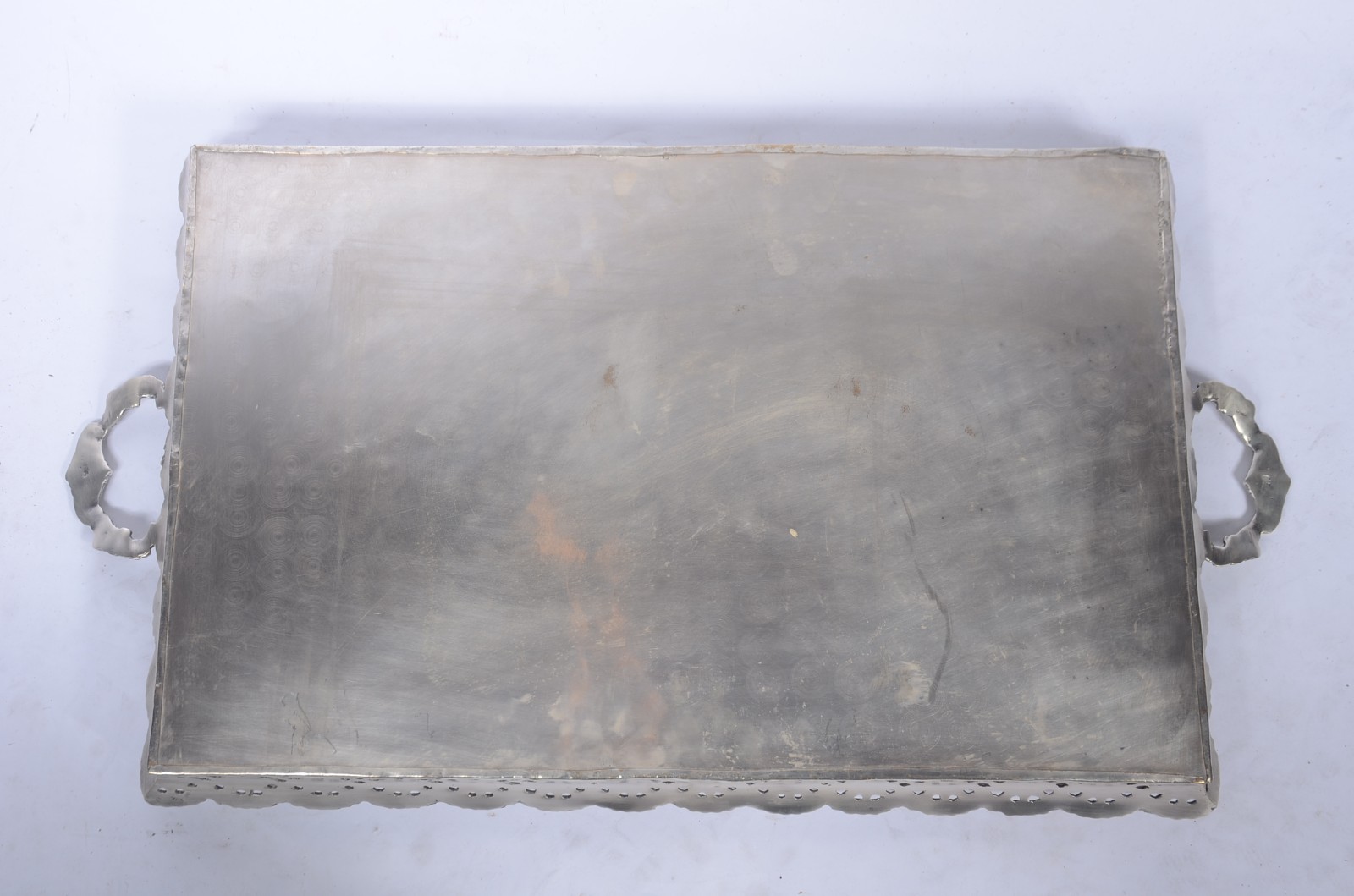 Mesa tabuleiro de metal prateado com base de madeira. - foto 9 de 9