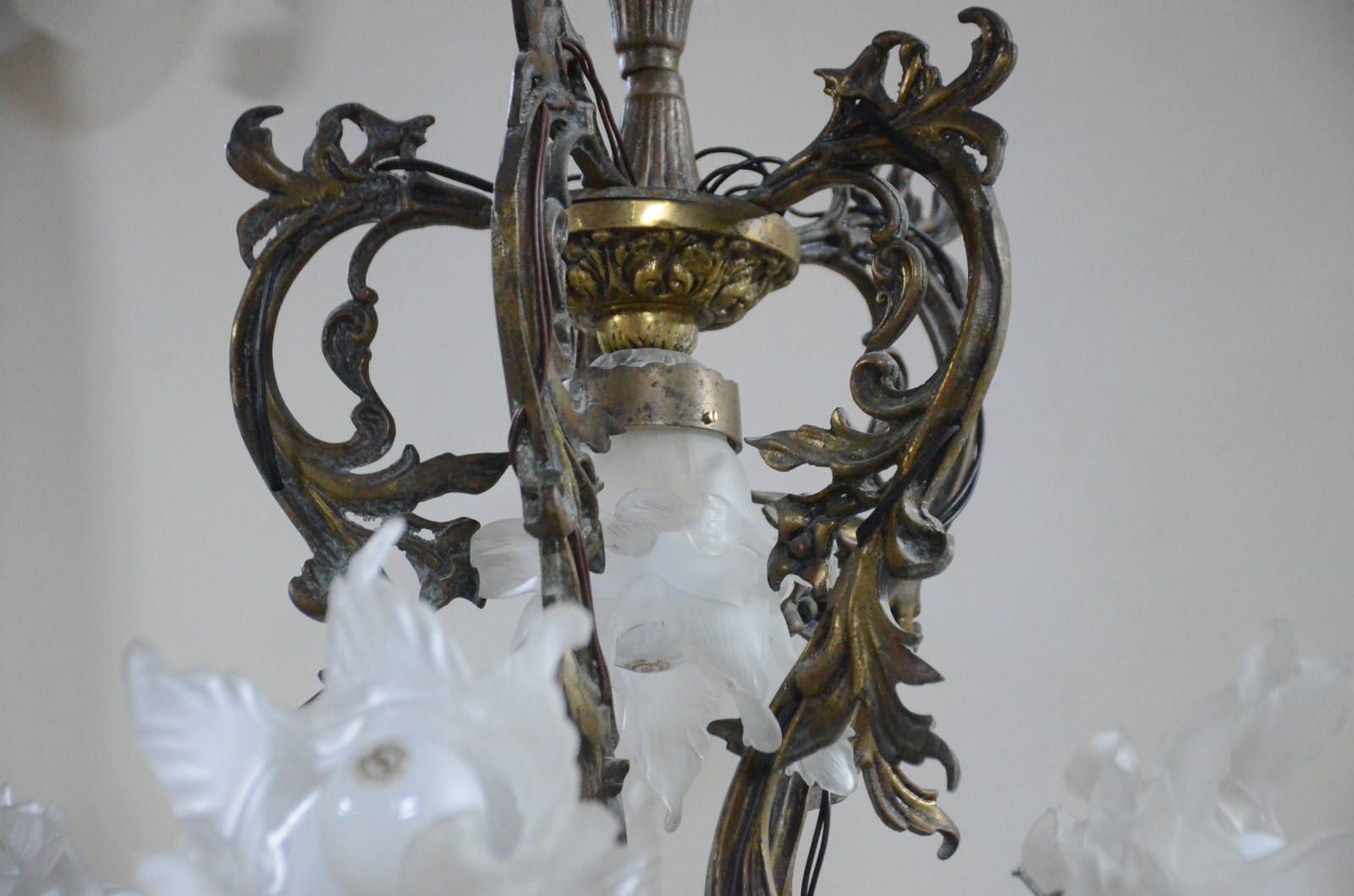 Lustre de bronze com 5 braços, mangas de cristal fosco na forma de... - foto 3 de 4
