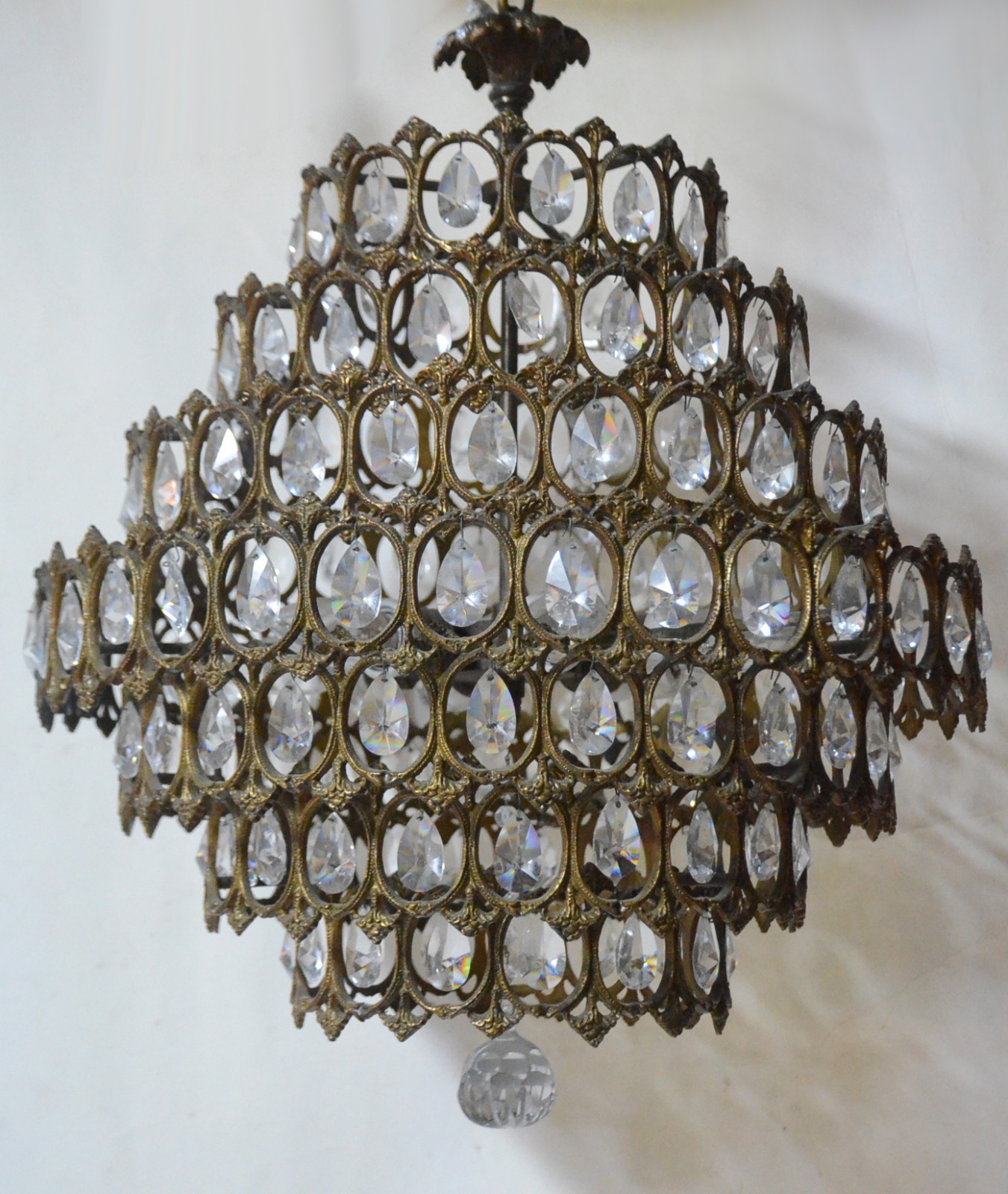 Lustre de metal e pequenas placas de vidro em sete estágios. - foto 1 de 4