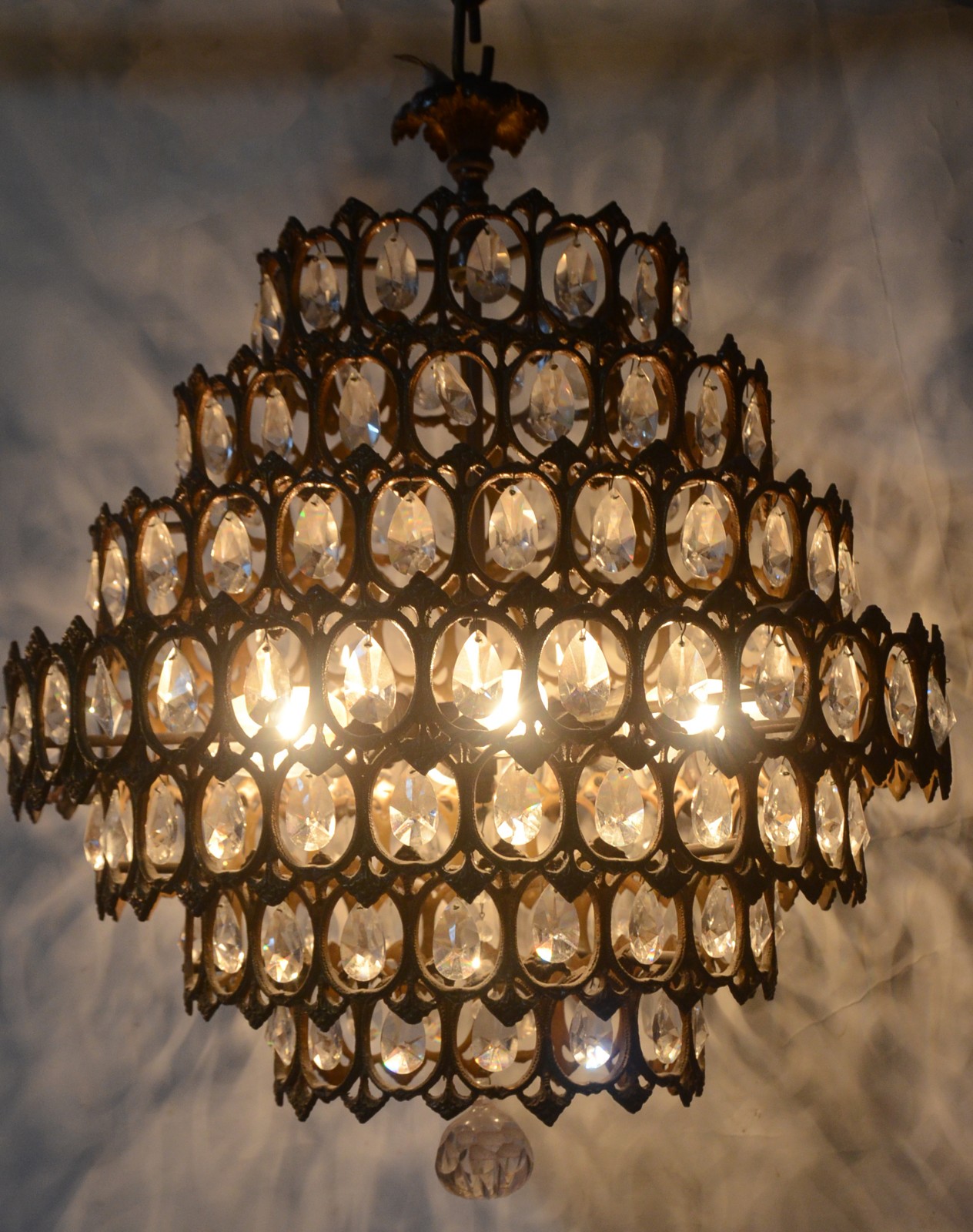 Lustre de metal e pequenas placas de vidro em sete estágios. - foto 2 de 4