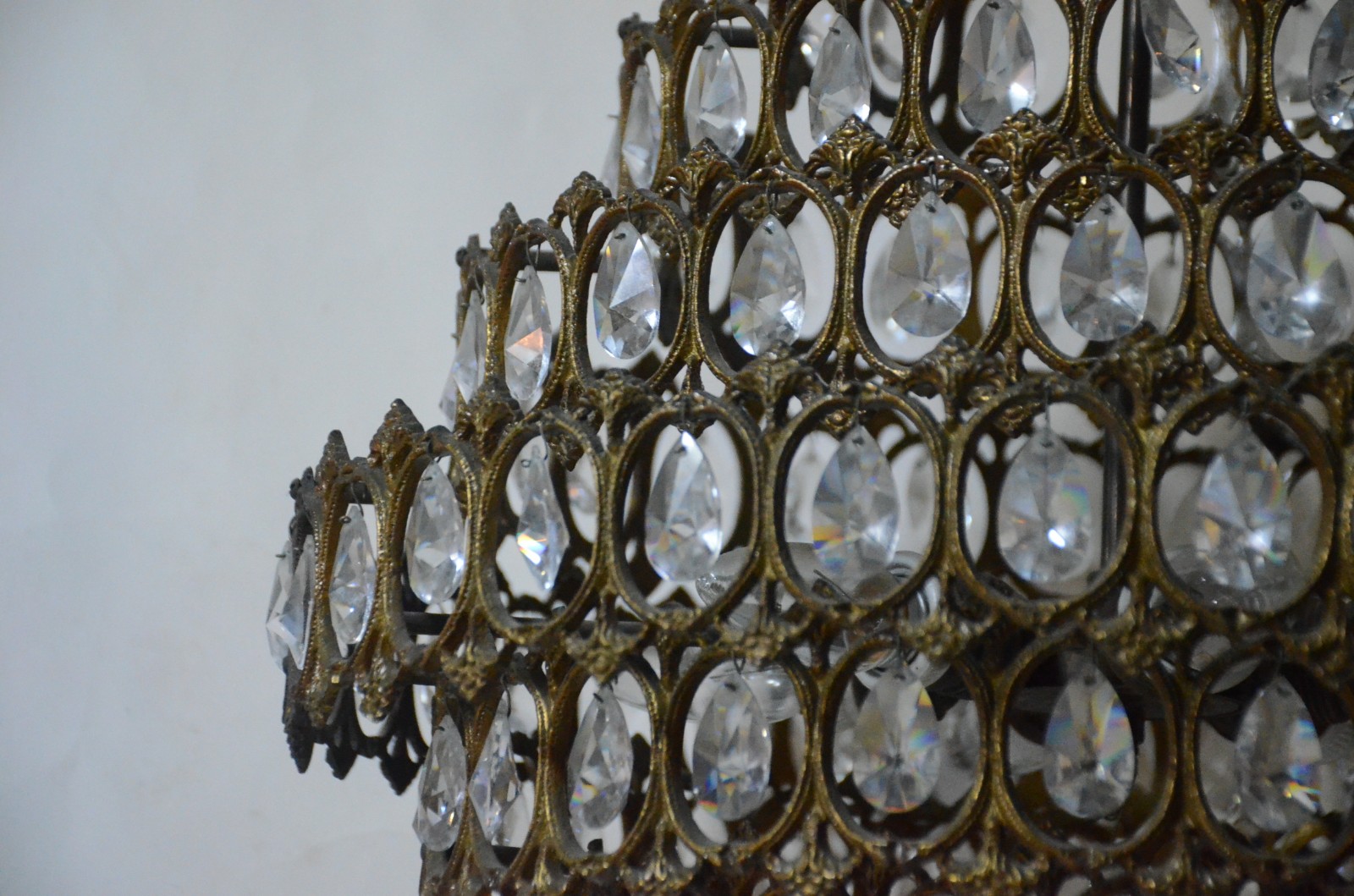 Lustre de metal e pequenas placas de vidro em sete estágios. - foto 3 de 4
