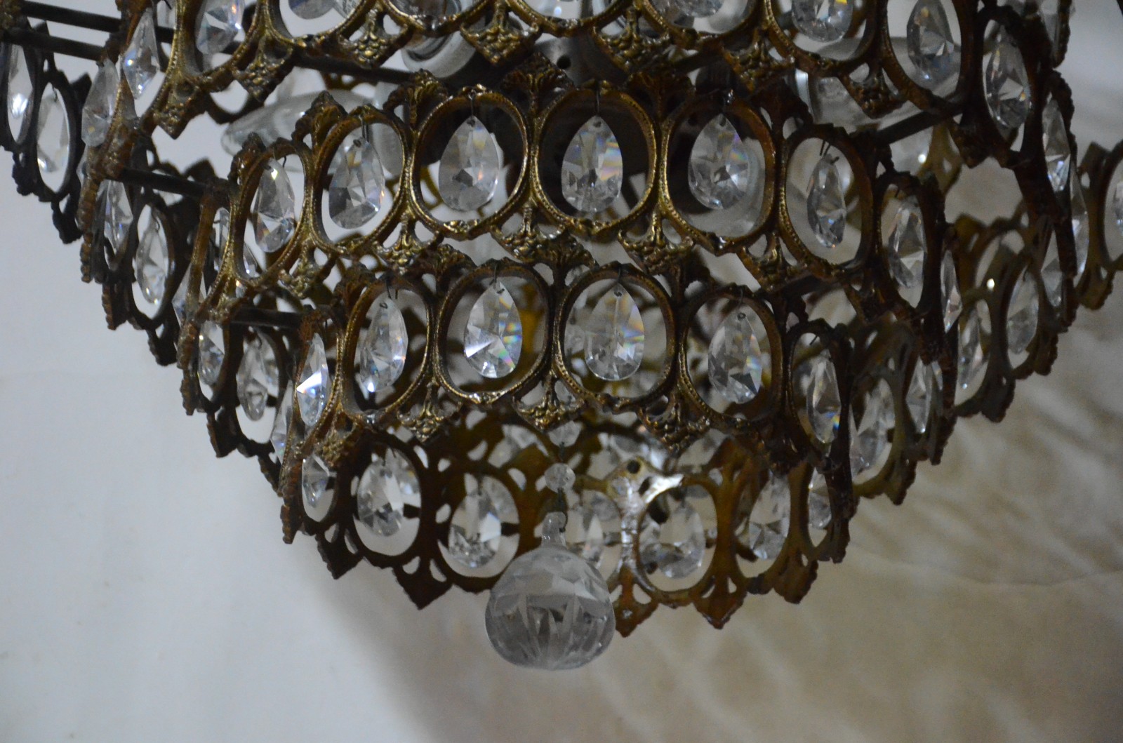 Lustre de metal e pequenas placas de vidro em sete estágios. - foto 4 de 4