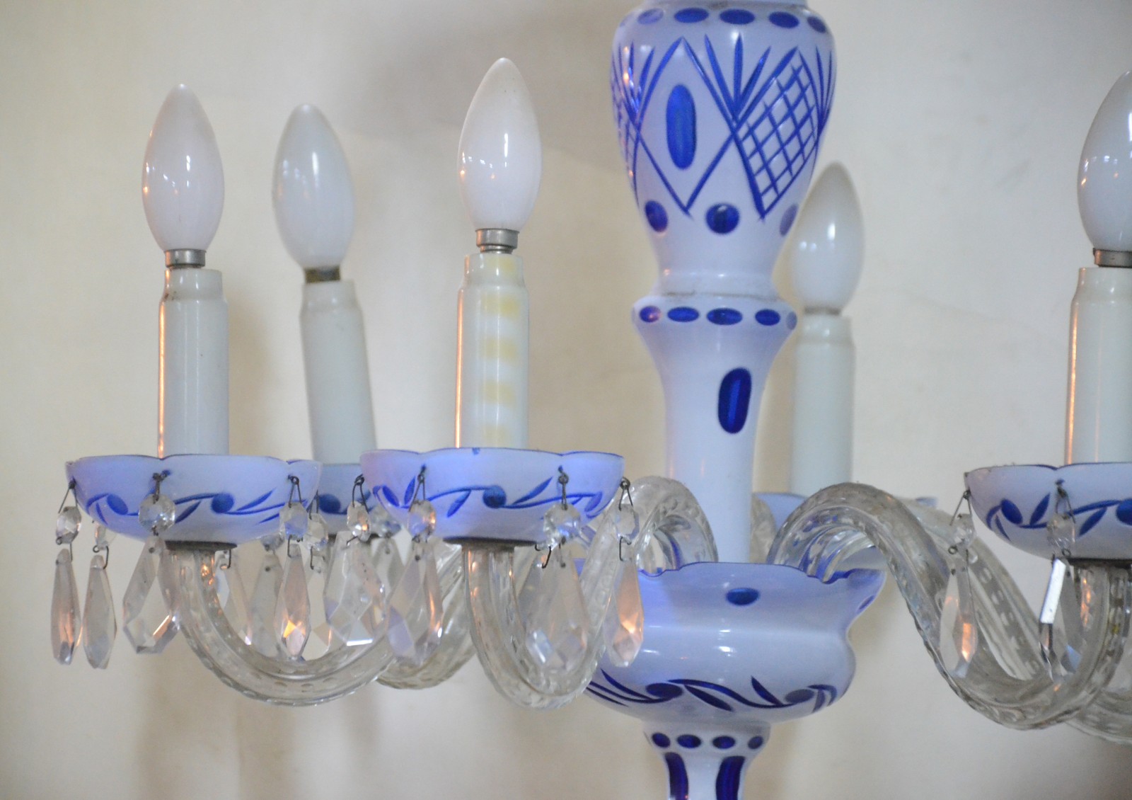 Lustre de overlay azul e branco para 6 luzes, pingentes de cristal. - foto 3 de 8