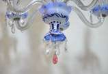 Lustre de overlay azul e branco para 6 luzes, p... - Lustre de overlay azul e branco para 6 luzes, pingentes de cristal.