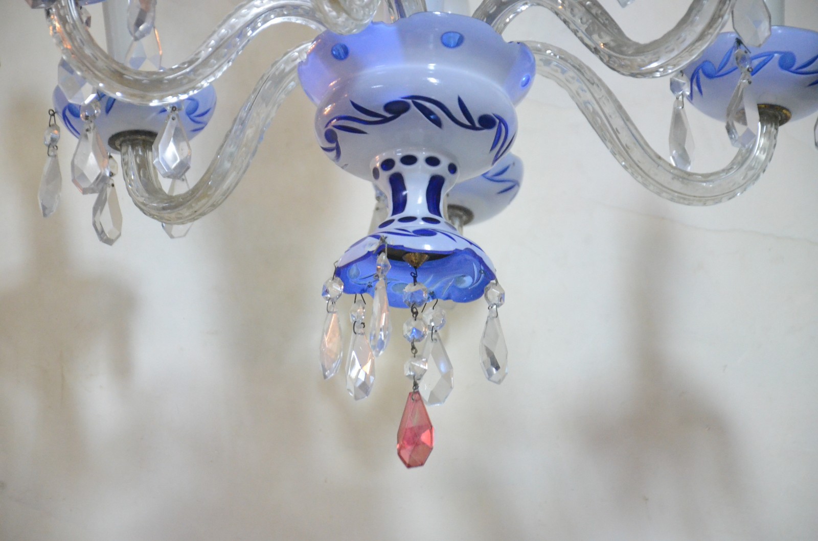 Lustre de overlay azul e branco para 6 luzes, pingentes de cristal. - foto 4 de 8