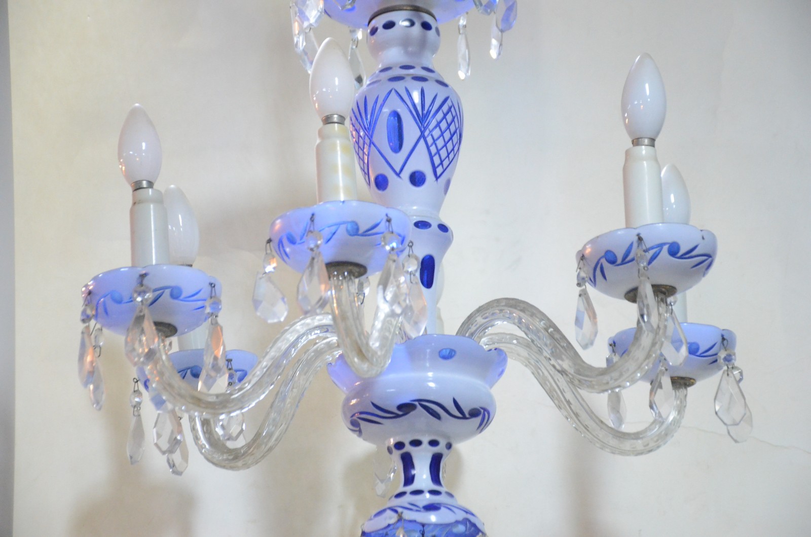 Lustre de overlay azul e branco para 6 luzes, pingentes de cristal. - foto 5 de 8