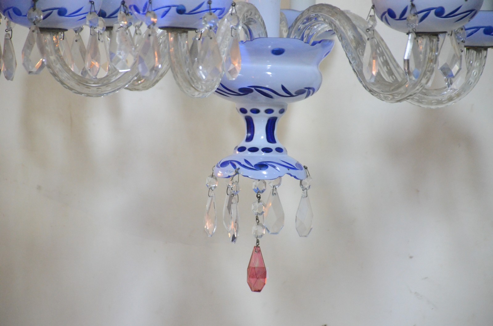 Lustre de overlay azul e branco para 6 luzes, pingentes de cristal. - foto 6 de 8