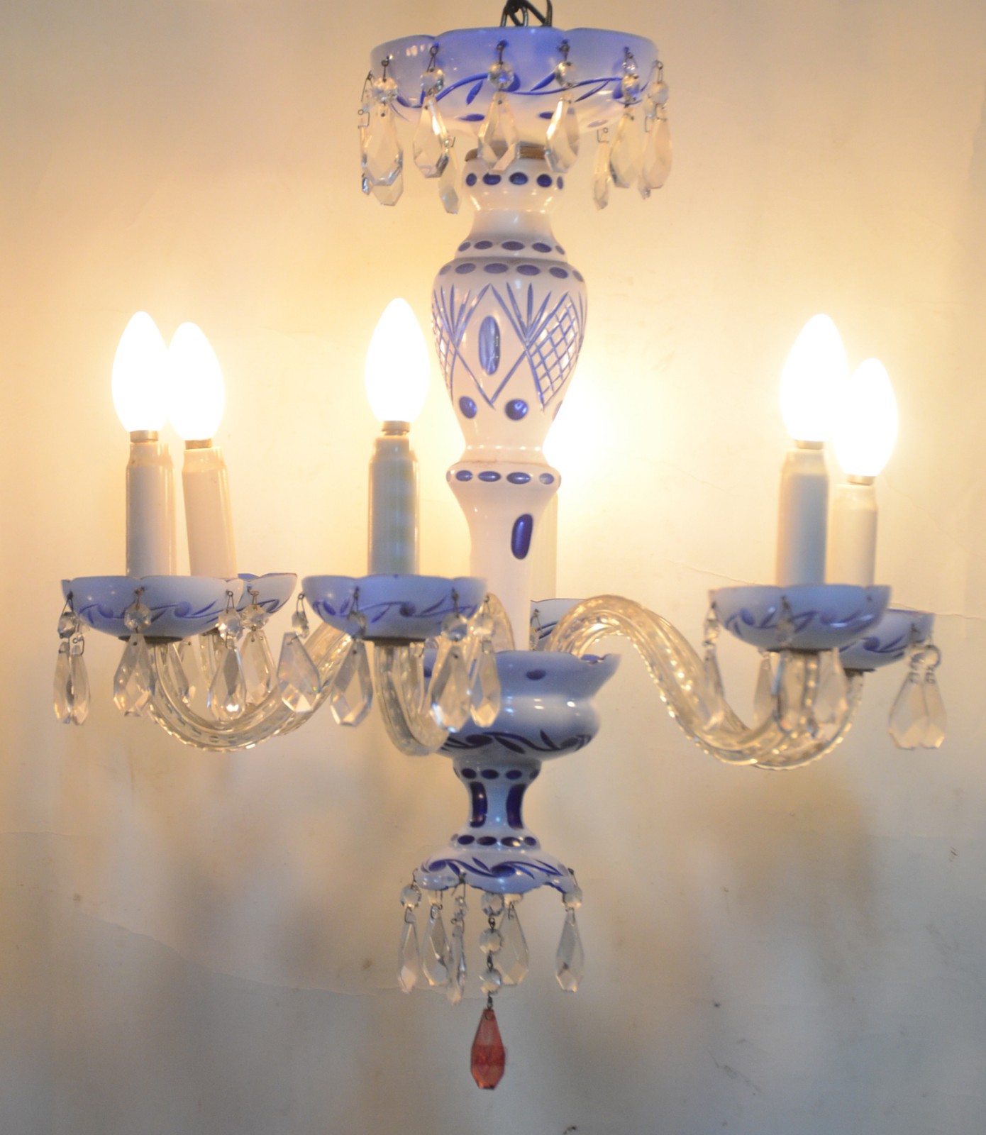 Lustre de overlay azul e branco para 6 luzes, pingentes de cristal. - foto 2 de 8