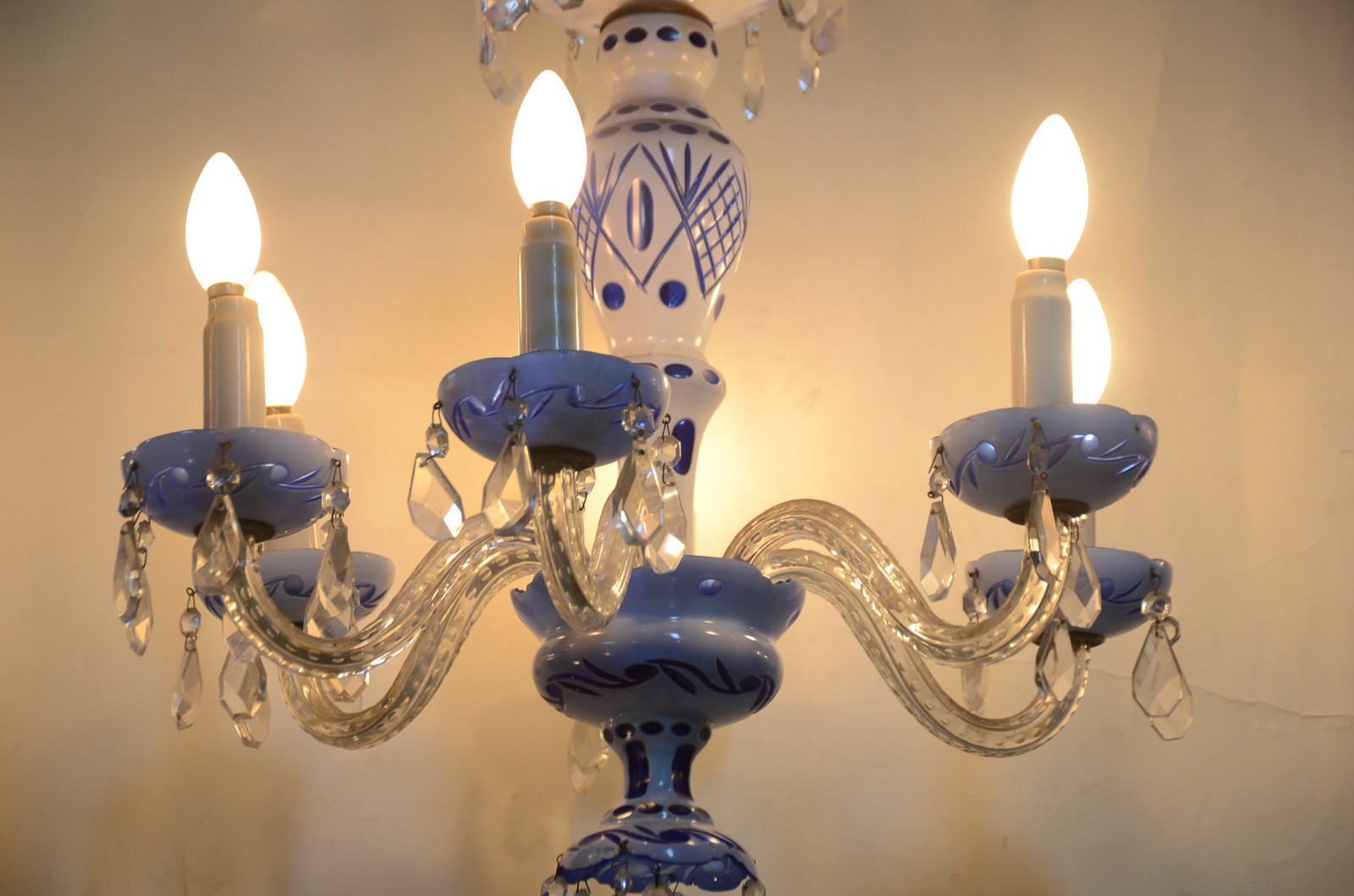Lustre de overlay azul e branco para 6 luzes, pingentes de cristal. - foto 8 de 8