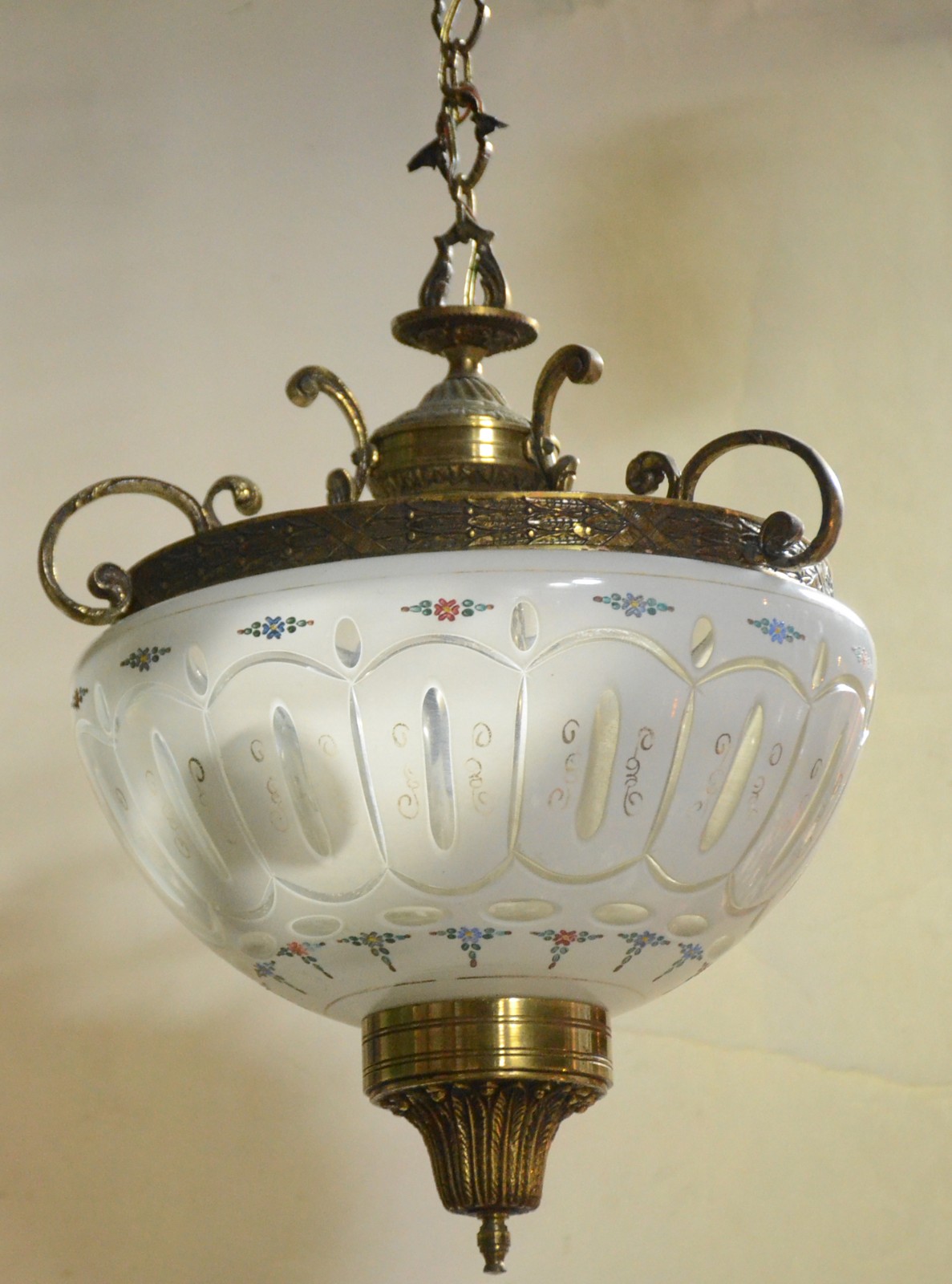Lustre de metal dourado com bacia de overlay branco. - foto 1 de 5