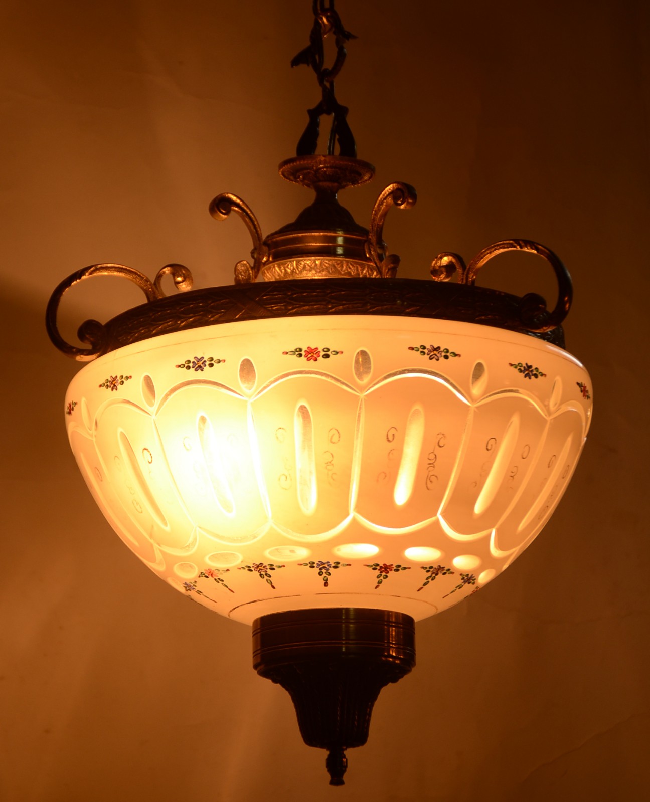 Lustre de metal dourado com bacia de overlay branco. - foto 2 de 5