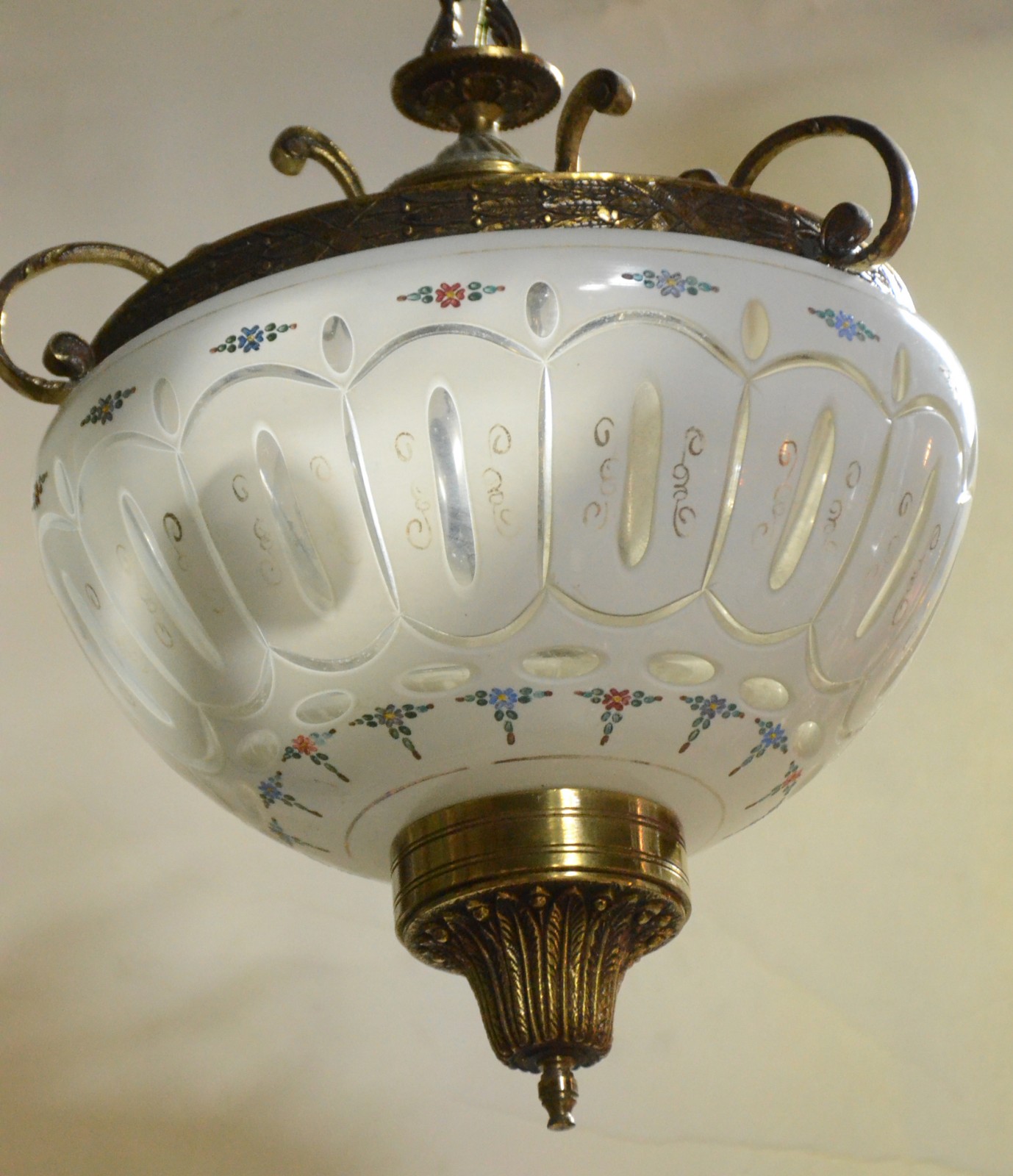 Lustre de metal dourado com bacia de overlay branco. - foto 3 de 5