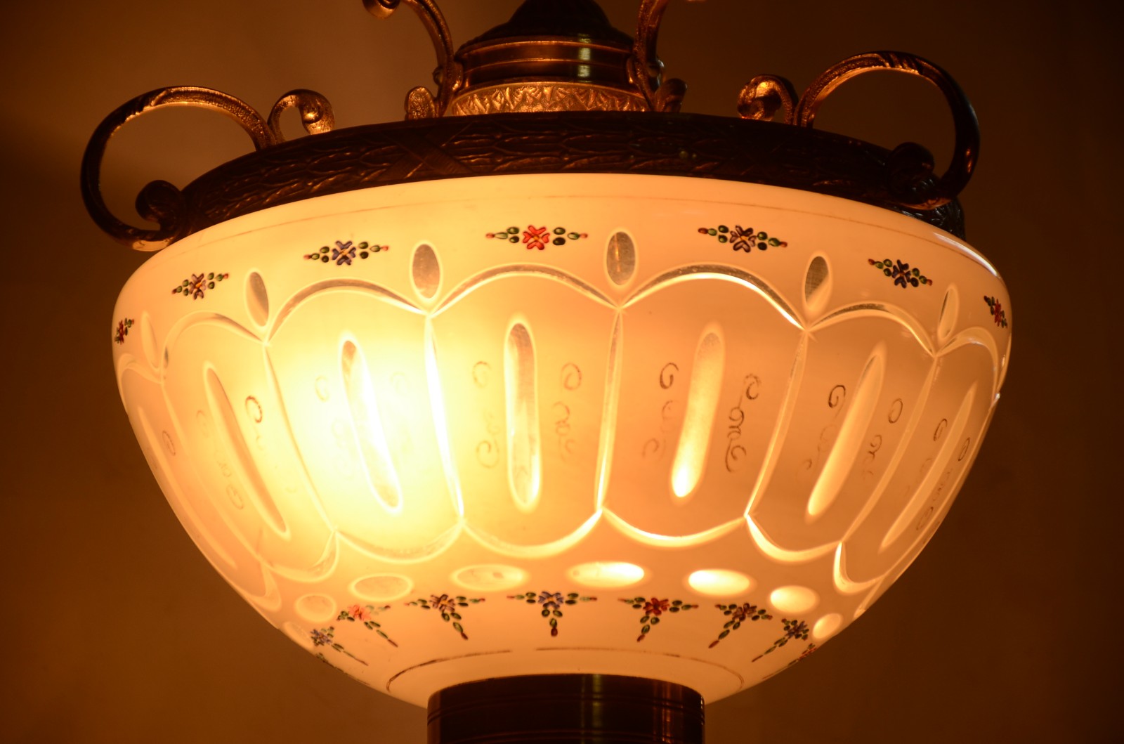 Lustre de metal dourado com bacia de overlay branco. - foto 4 de 5