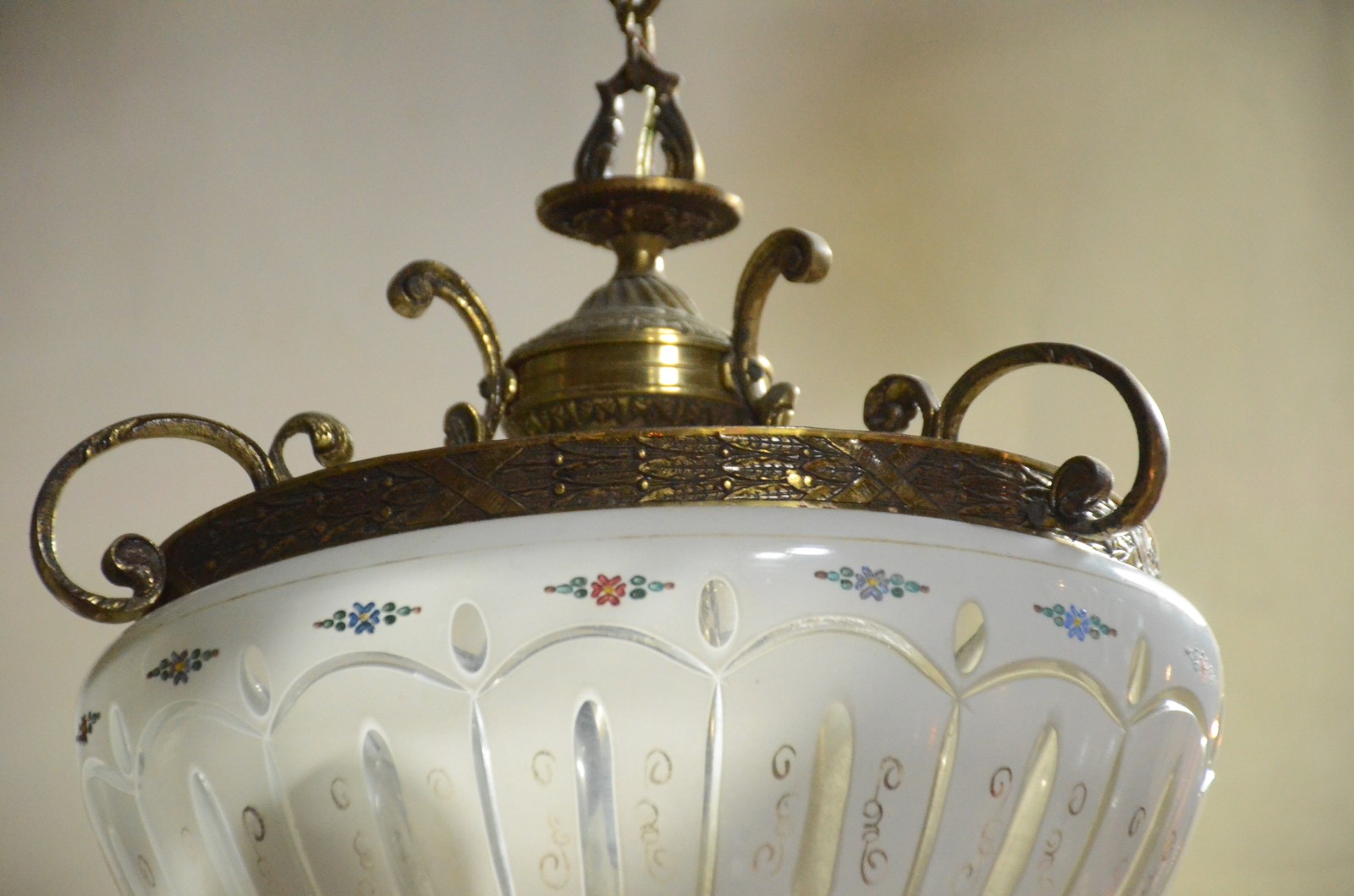 Lustre de metal dourado com bacia de overlay branco. - foto 5 de 5