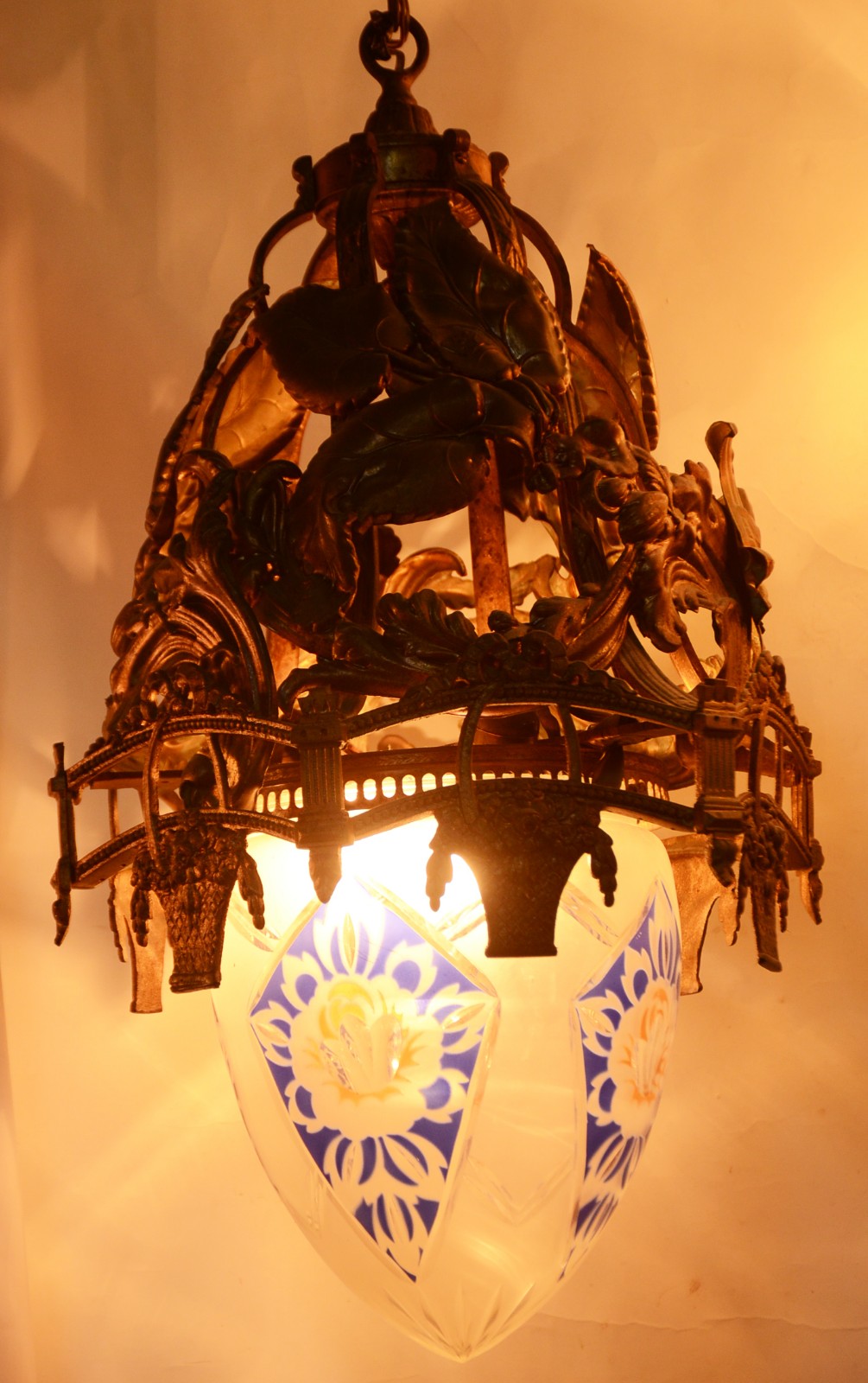 Lustre de bronze com manga azul e branca lavrada. - foto 2 de 7