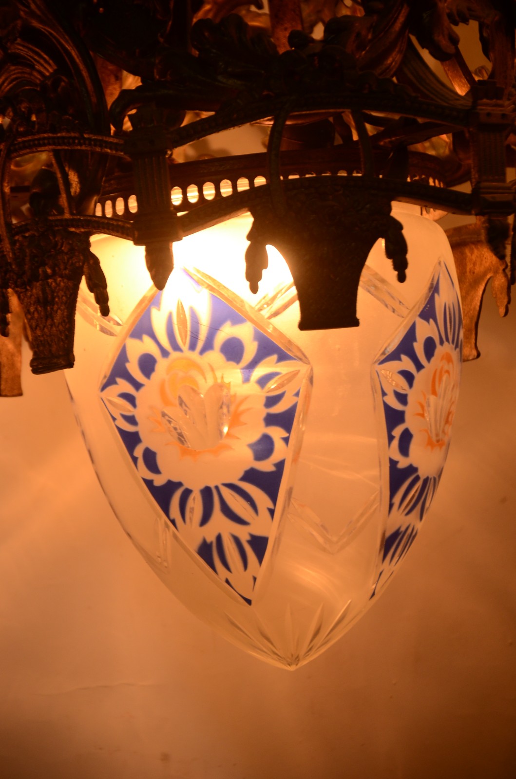 Lustre de bronze com manga azul e branca lavrada. - foto 3 de 7