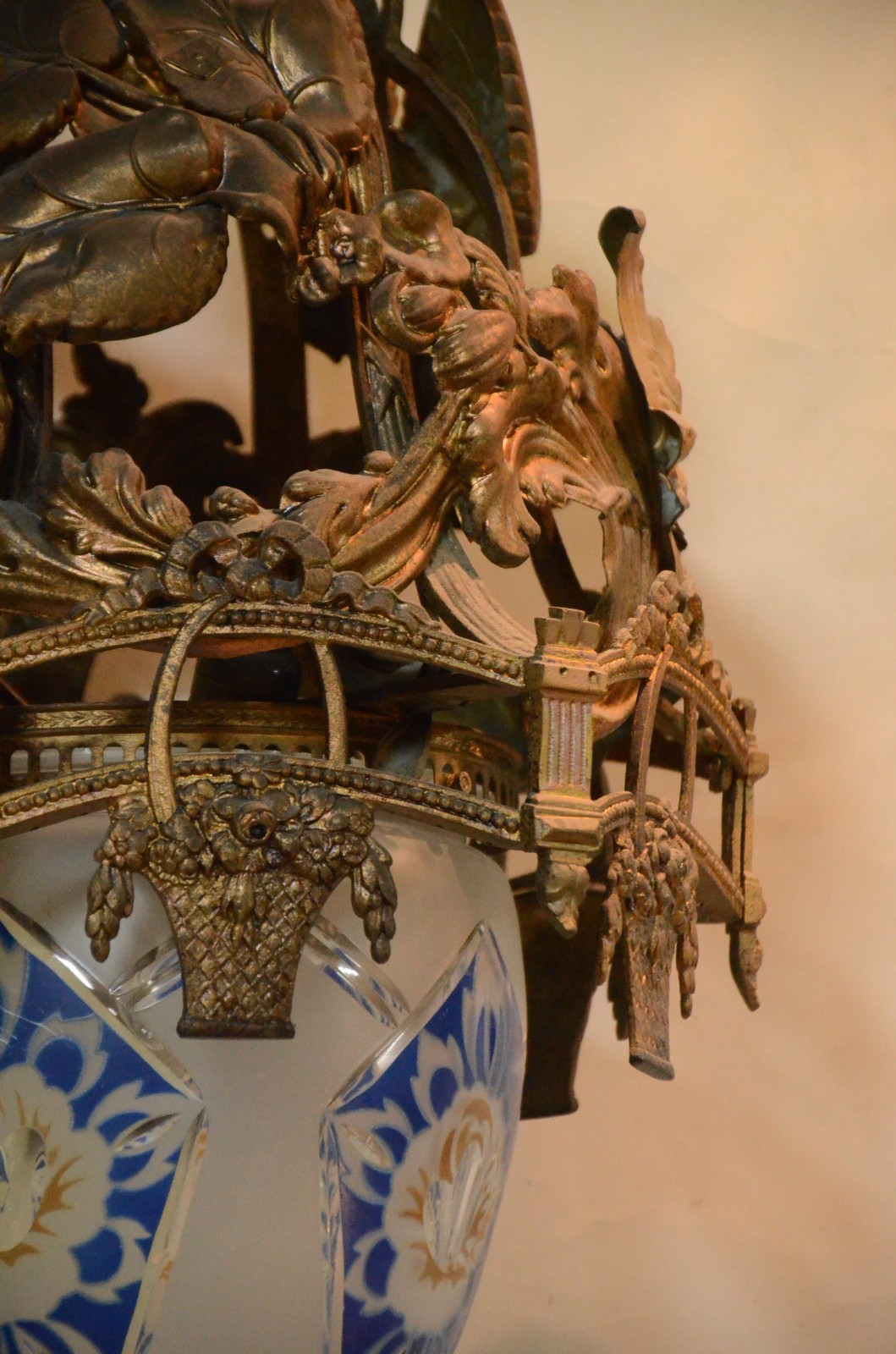 Lustre de bronze com manga azul e branca lavrada. - foto 4 de 7