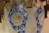 Lustre de bronze com manga azul e branca lavrada. - Lustre de bronze com manga azul e branca lavrada.