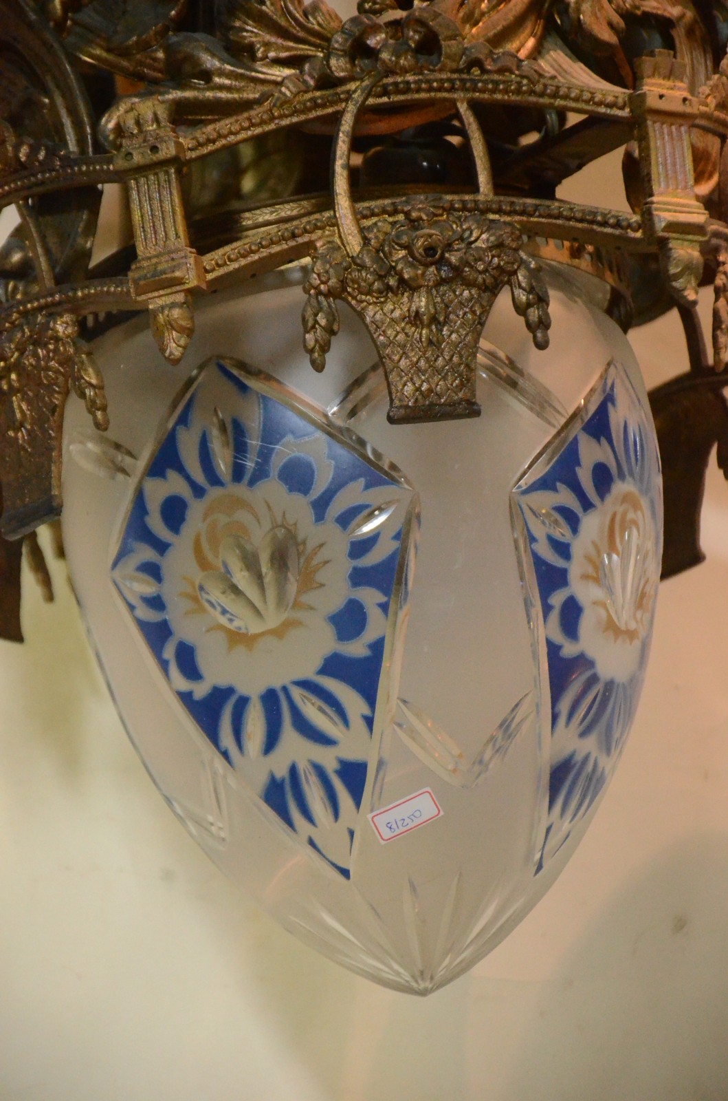 Lustre de bronze com manga azul e branca lavrada. - foto 6 de 7