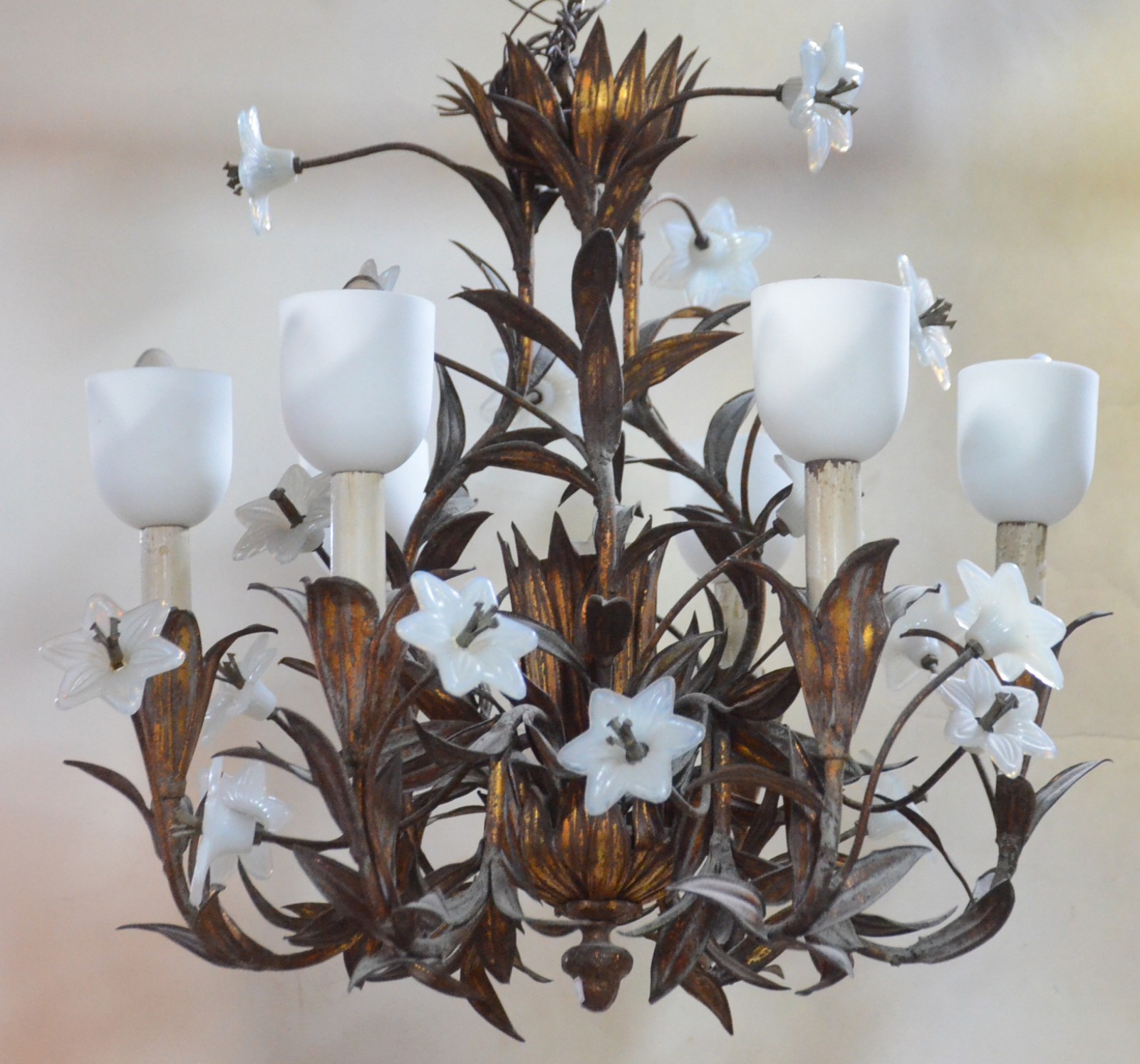 Lustre de metal dourado com pequenas flores opalinadas para 6 luzes. - foto 1 de 6
