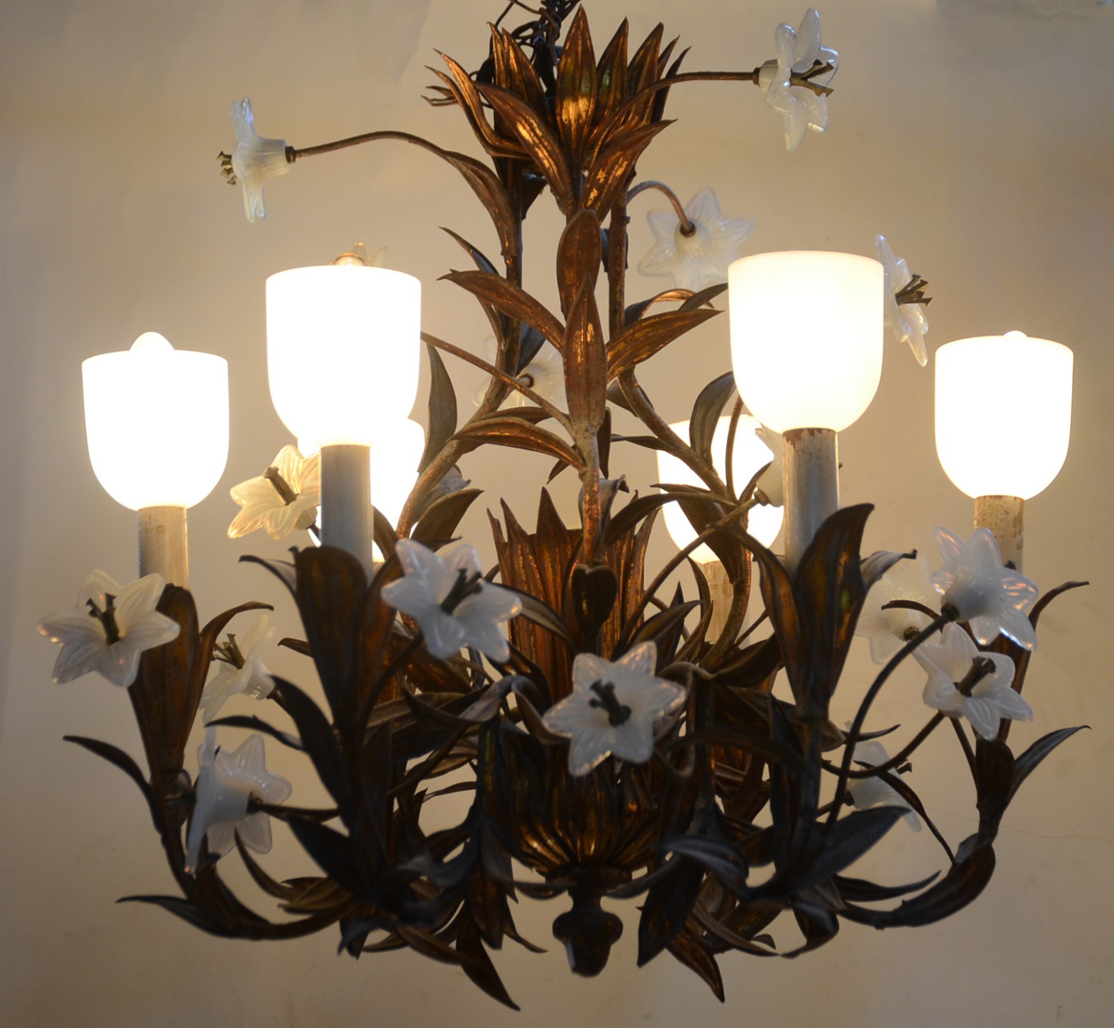 Lustre de metal dourado com pequenas flores opalinadas para 6 luzes. - foto 2 de 6
