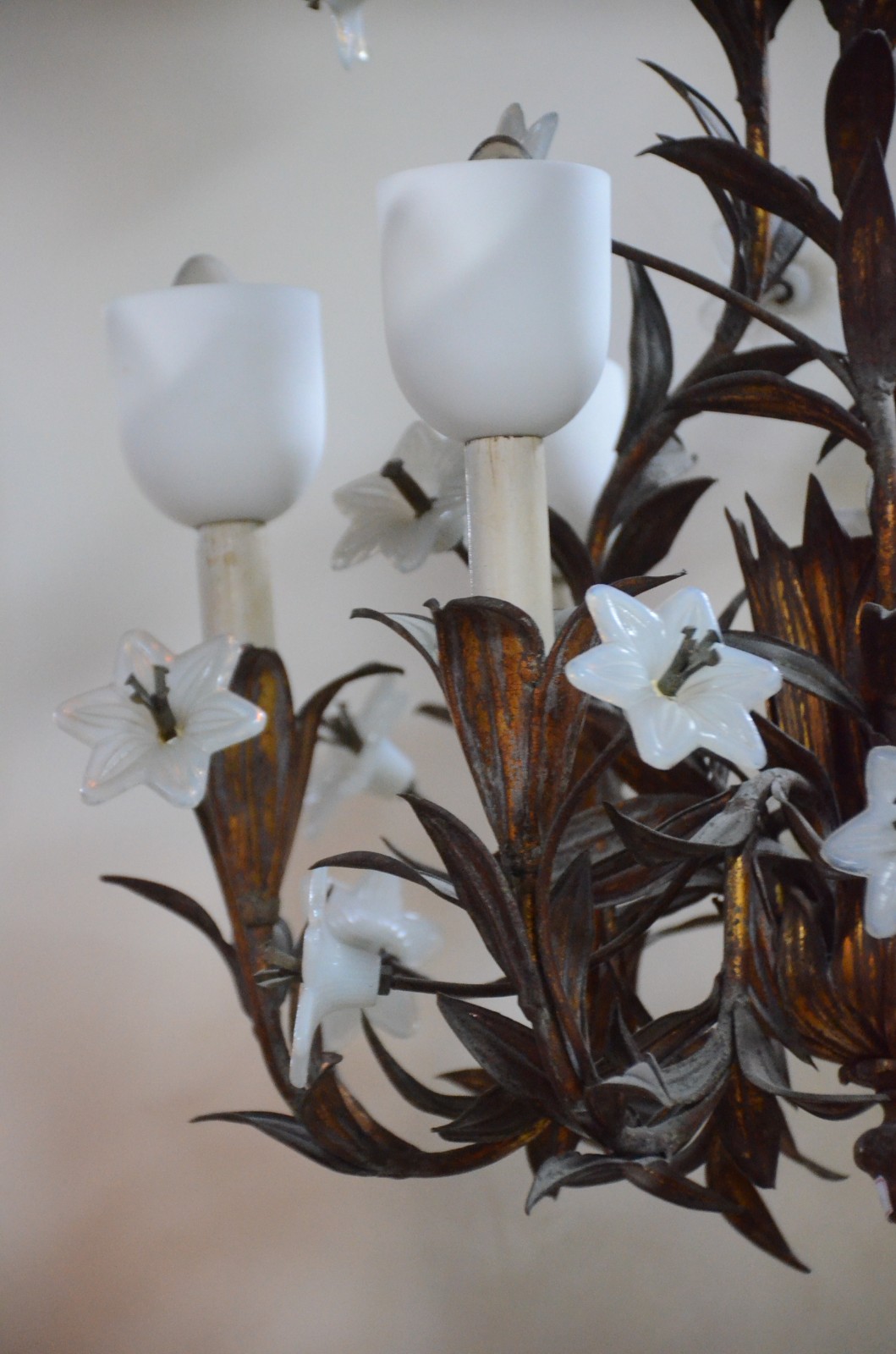 Lustre de metal dourado com pequenas flores opalinadas para 6 luzes. - foto 4 de 6