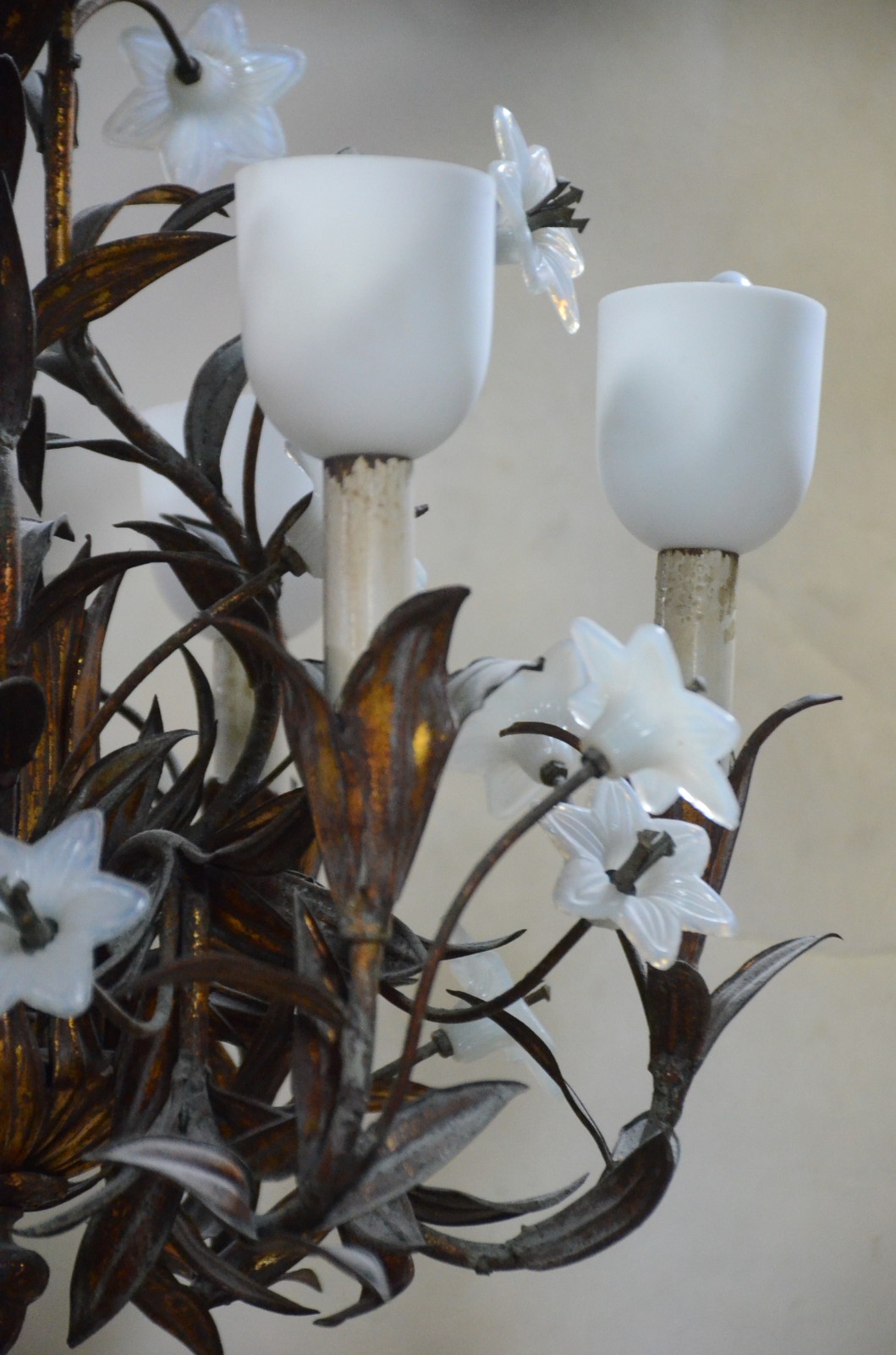 Lustre de metal dourado com pequenas flores opalinadas para 6 luzes. - foto 5 de 6