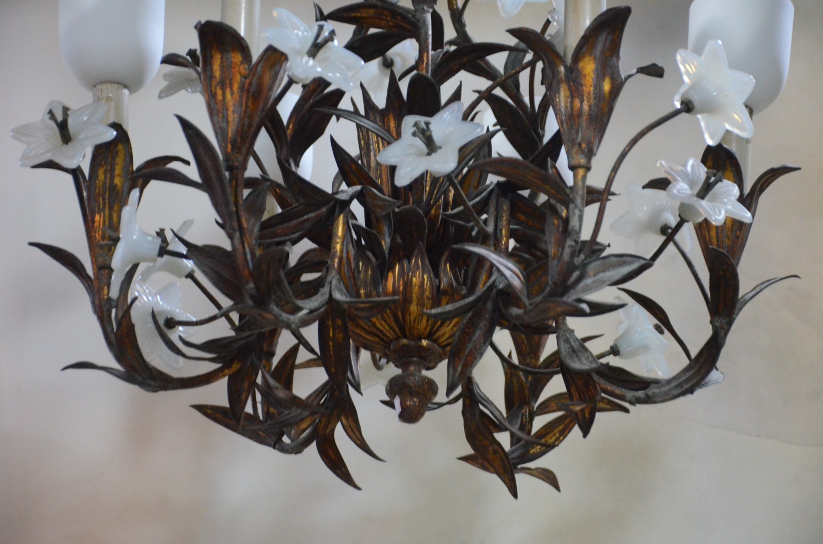 Lustre de metal dourado com pequenas flores opalinadas para 6 luzes. - foto 6 de 6