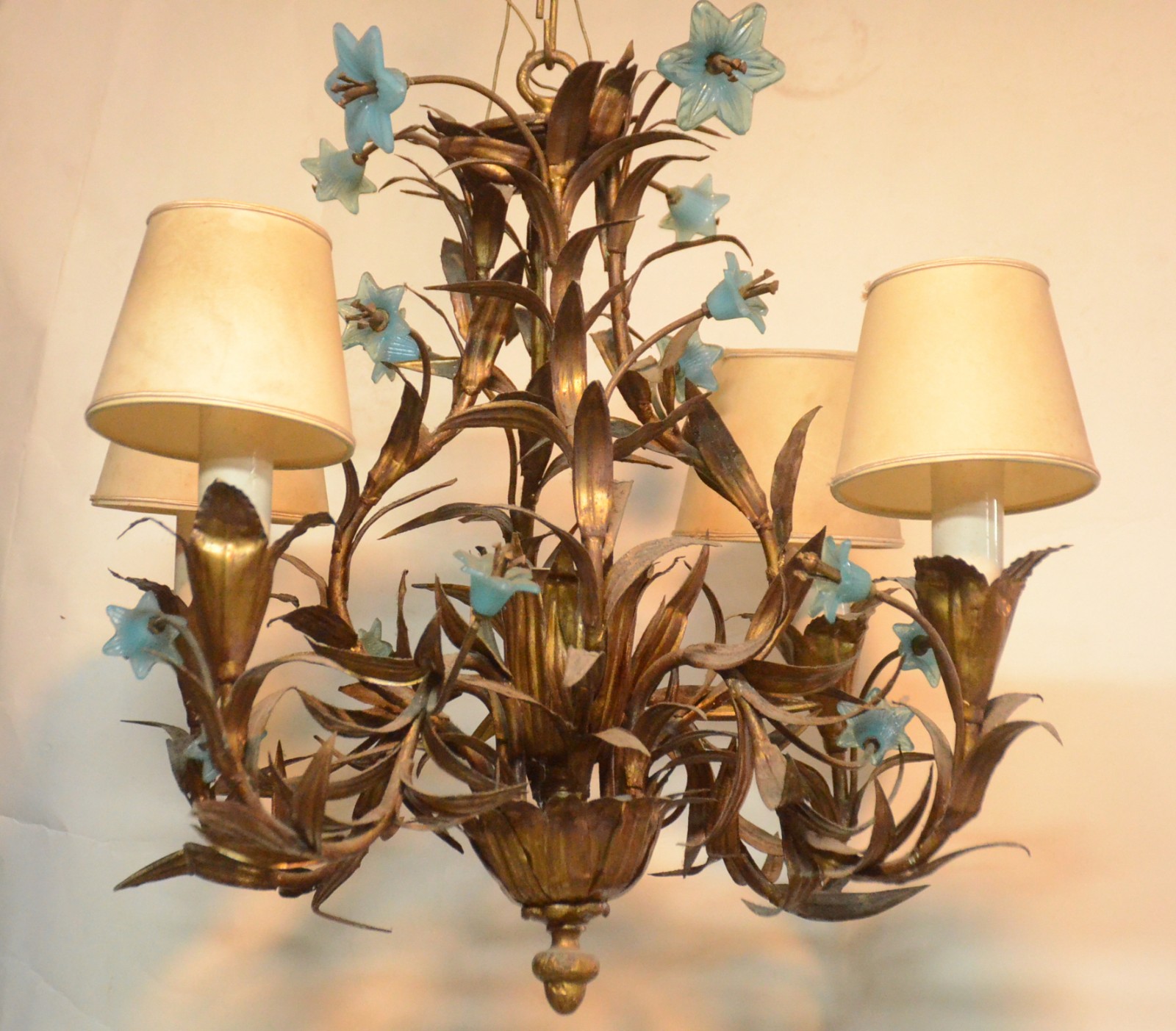 Lustre de metal dourado para 4 luzes com flores azuis. - foto 1 de 7