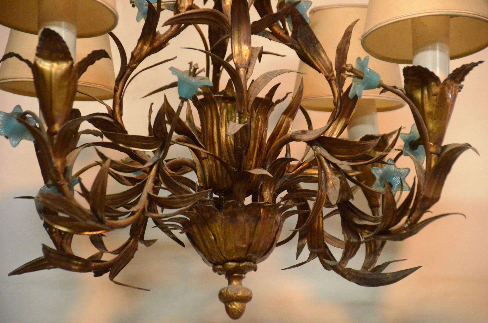 Lustre de metal dourado para 4 luzes com flores azuis. - foto 3 de 7