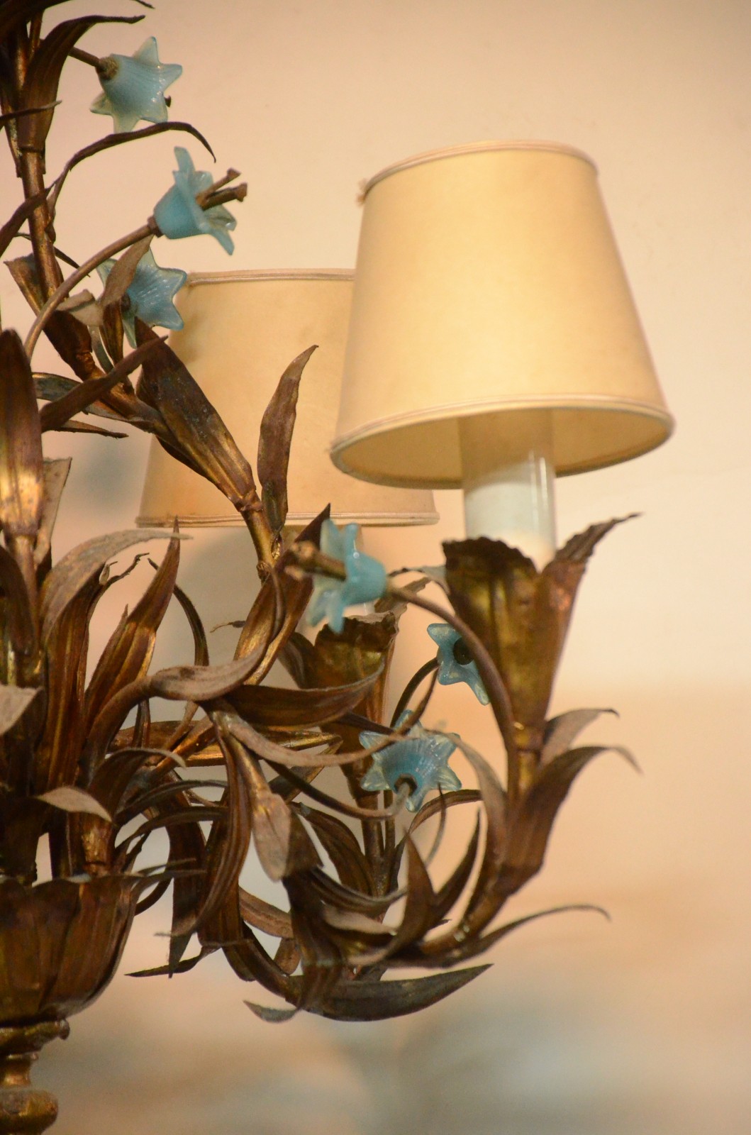 Lustre de metal dourado para 4 luzes com flores azuis. - foto 4 de 7