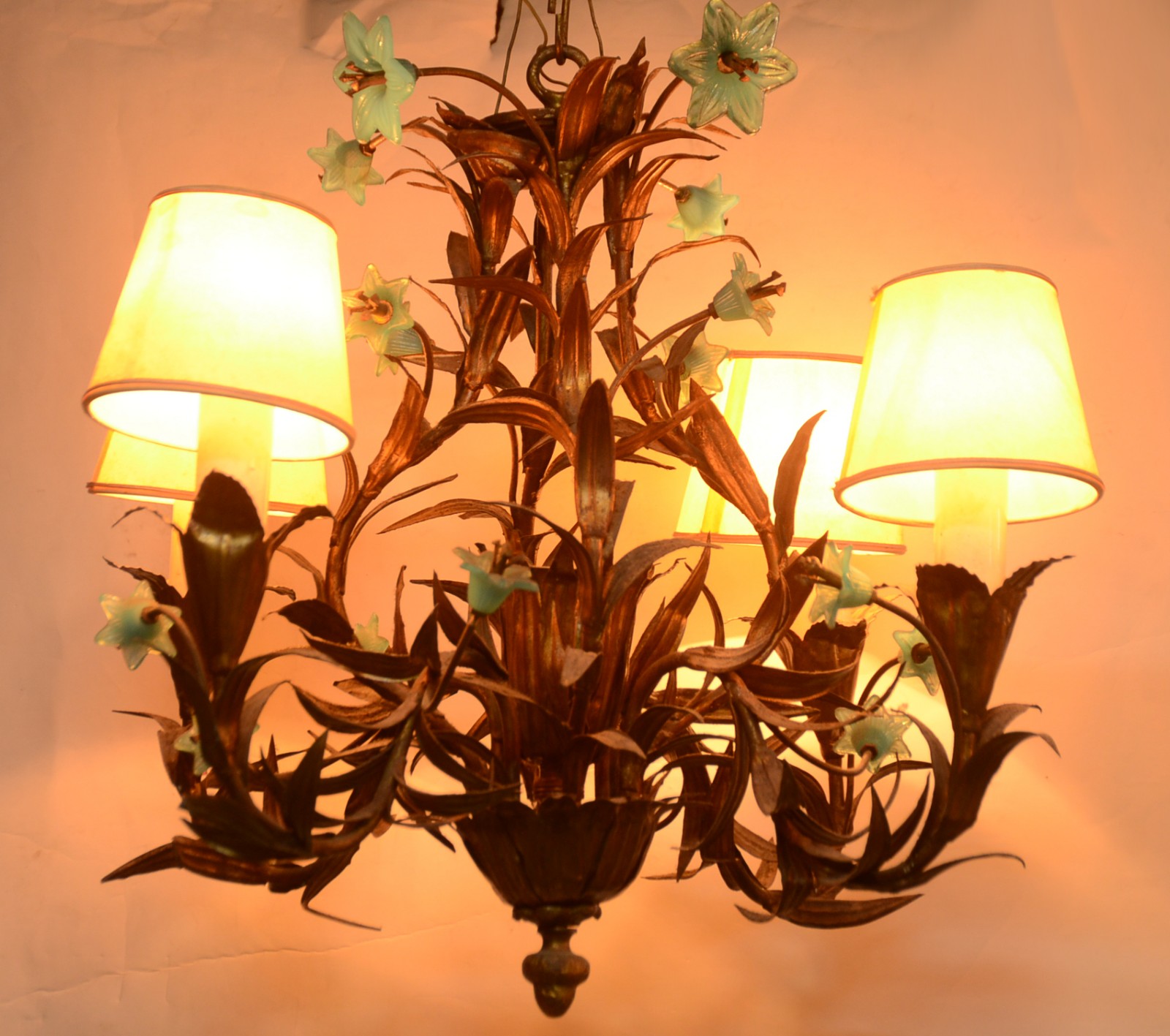 Lustre de metal dourado para 4 luzes com flores azuis. - foto 2 de 7