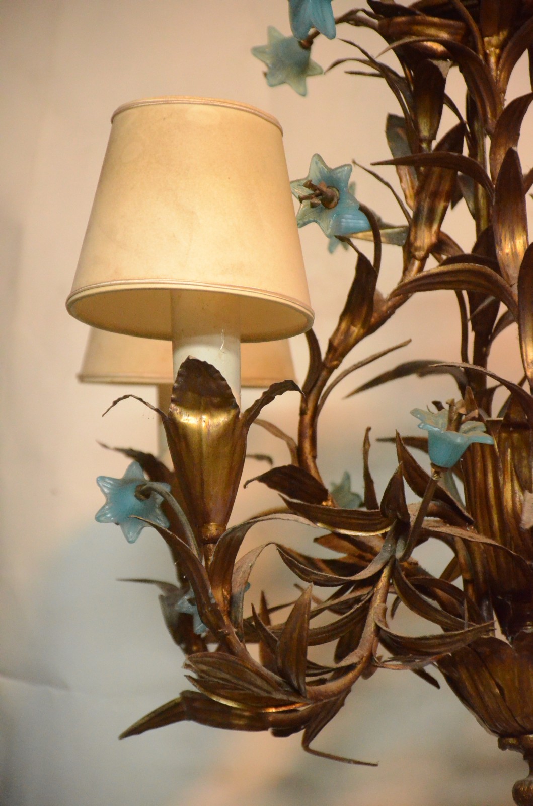 Lustre de metal dourado para 4 luzes com flores azuis. - foto 5 de 7