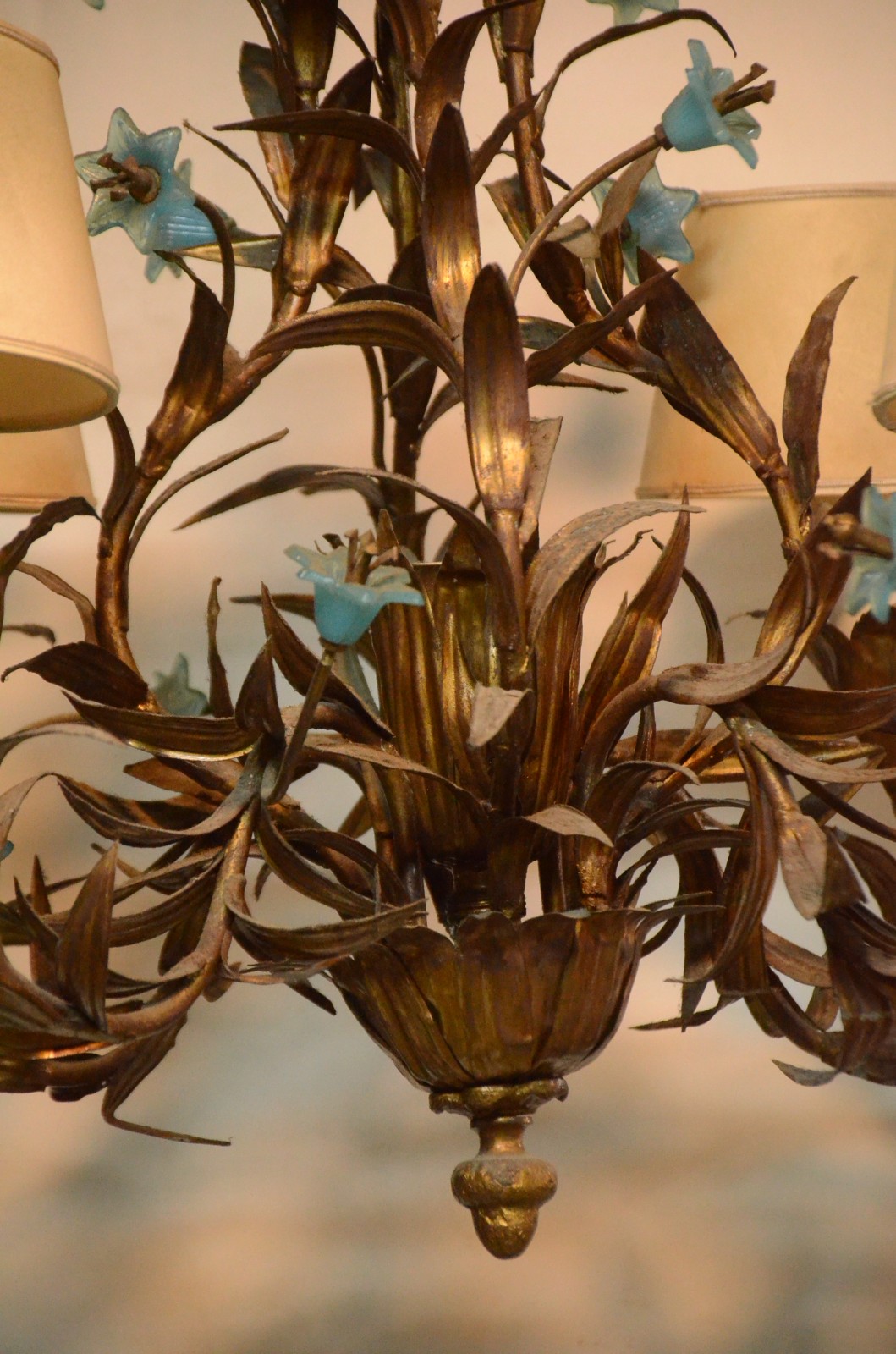 Lustre de metal dourado para 4 luzes com flores azuis. - foto 6 de 7