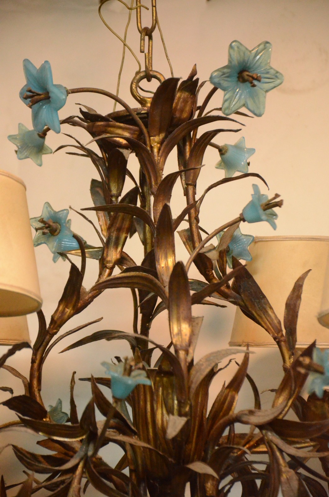 Lustre de metal dourado para 4 luzes com flores azuis. - foto 7 de 7