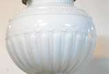 Lanterna com globo de vidro opalinado branco. - Lanterna com globo de vidro opalinado branco.