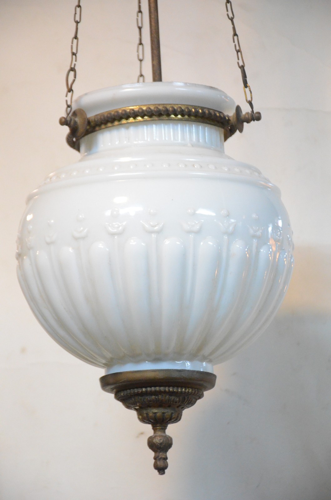 Lanterna com globo de vidro opalinado branco. - foto 2 de 5