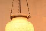 Lanterna com globo de vidro opalinado branco. - Lanterna com globo de vidro opalinado branco.