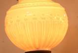 Lanterna com globo de vidro opalinado branco. - Lanterna com globo de vidro opalinado branco.