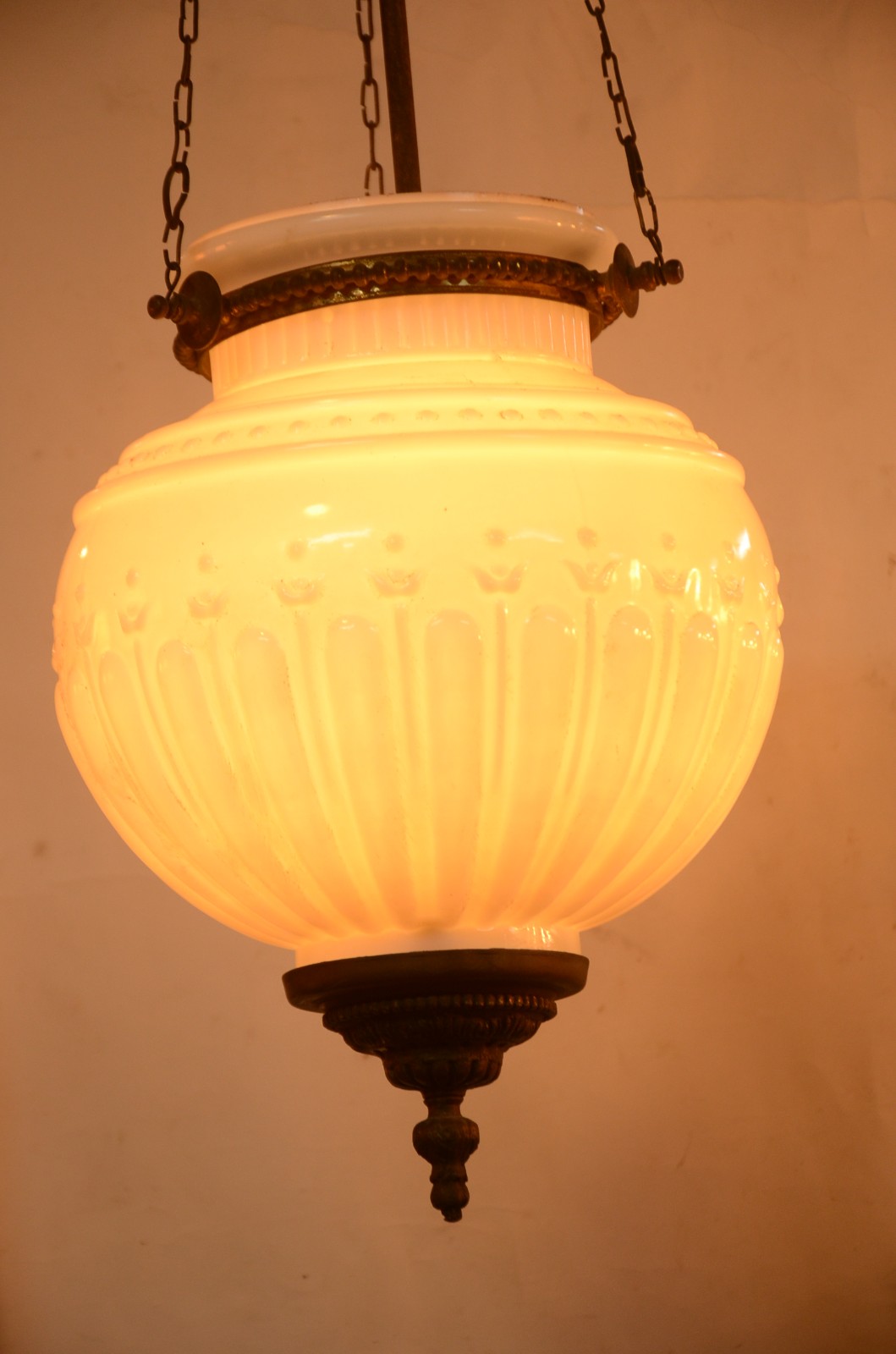 Lanterna com globo de vidro opalinado branco. - foto 4 de 5