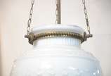 Lanterna com globo de vidro opalinado branco. - Lanterna com globo de vidro opalinado branco.