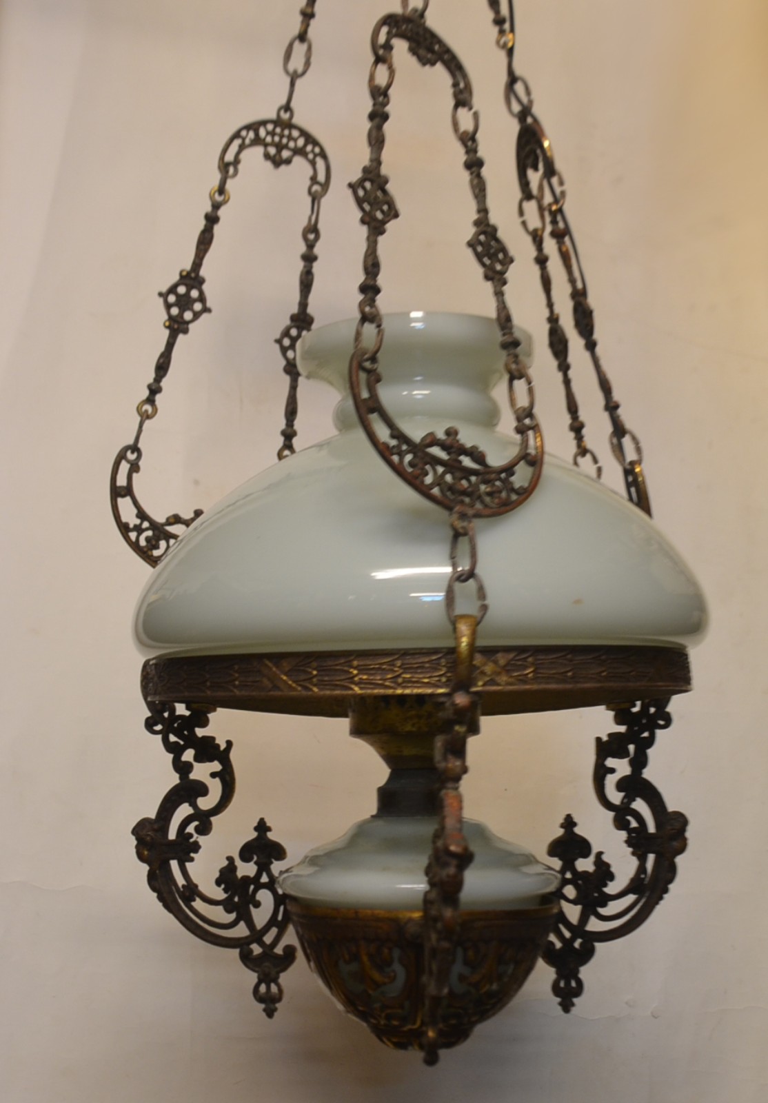 Lanterna de teto de metal dourado, cúpula de vidro leitoso. - foto 1 de 5
