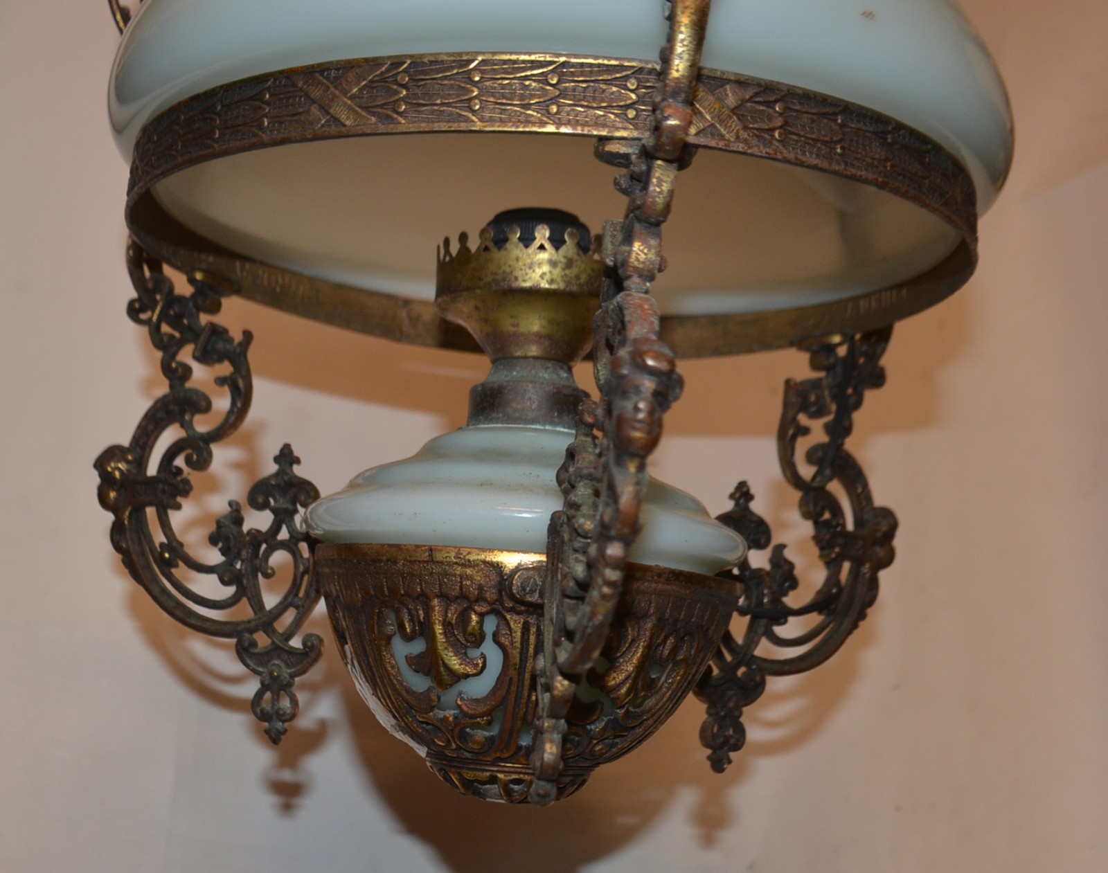 Lanterna de teto de metal dourado, cúpula de vidro leitoso. - foto 4 de 5