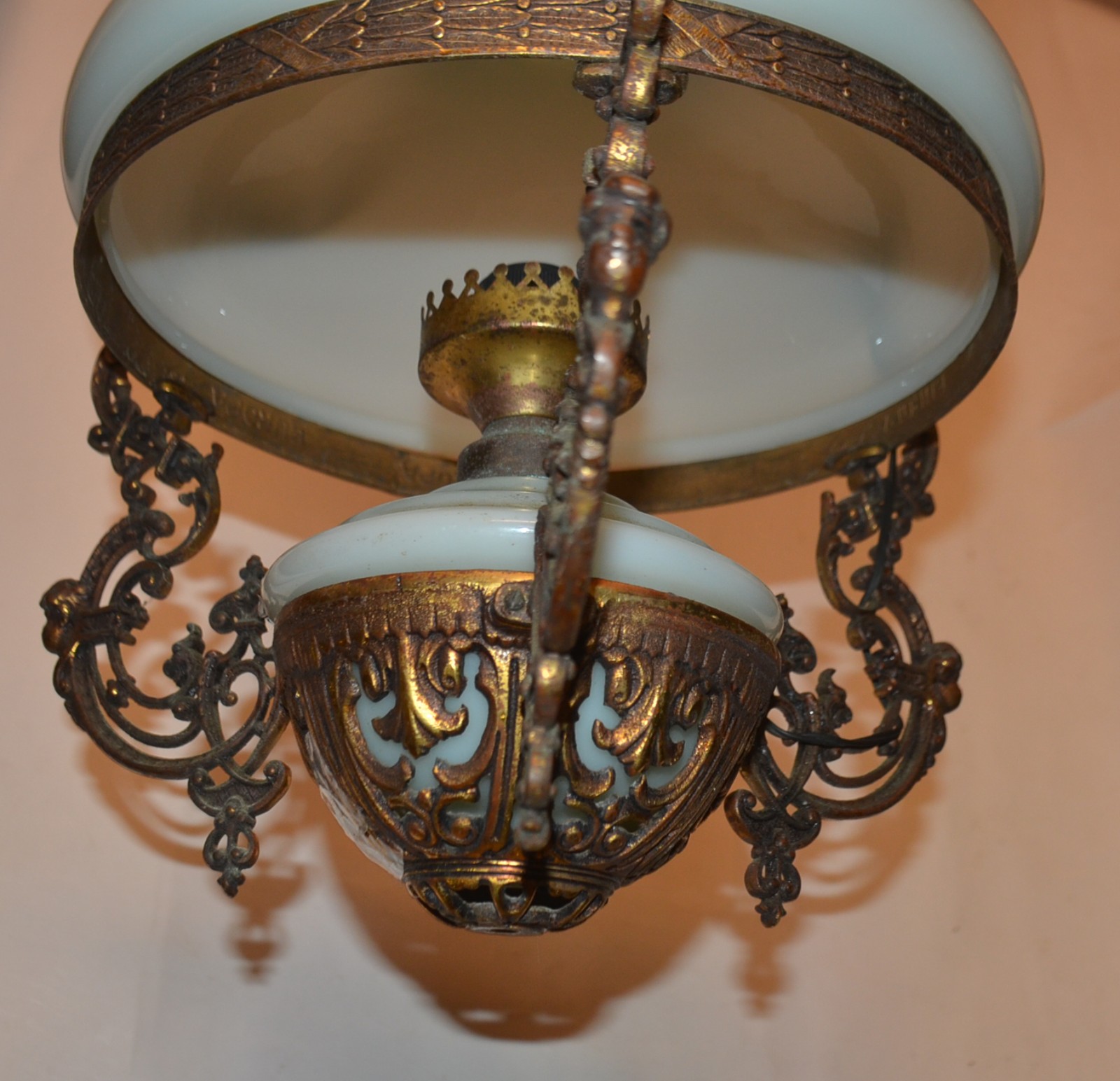 Lanterna de teto de metal dourado, cúpula de vidro leitoso. - foto 5 de 5