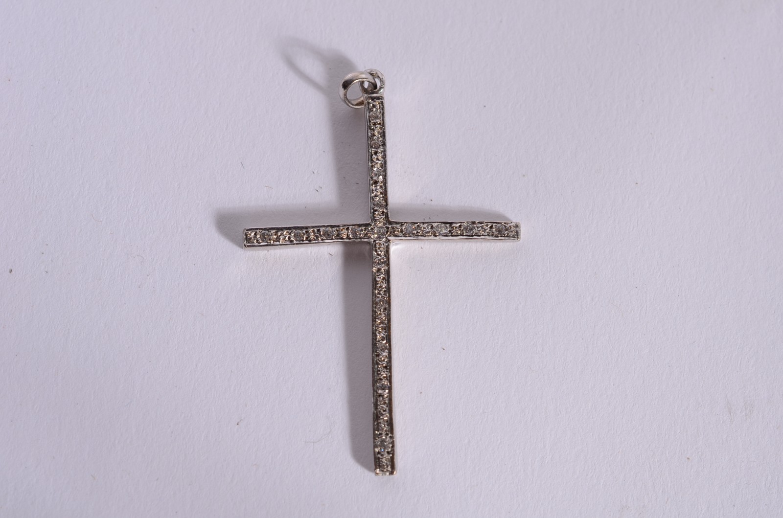 Pendente na forma de cruz de ouro branco cravejada com mini... - foto 1 de 5
