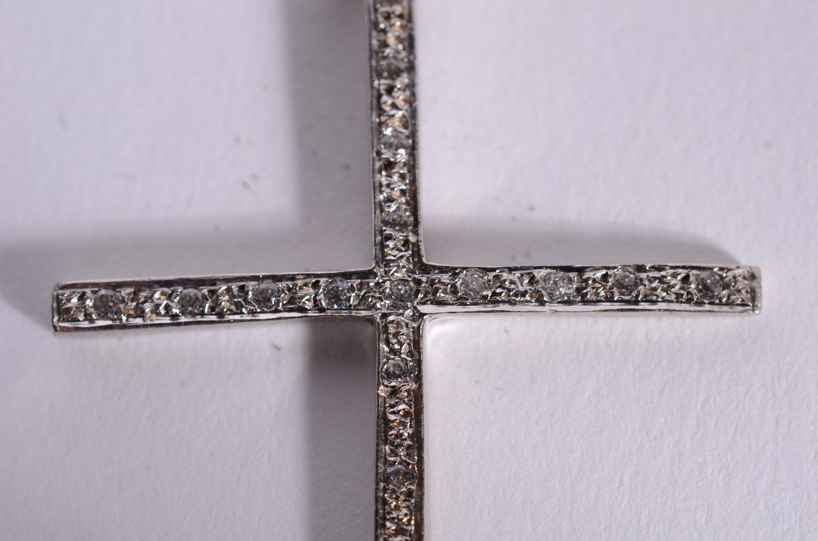 Pendente na forma de cruz de ouro branco cravejada com mini... - foto 2 de 5